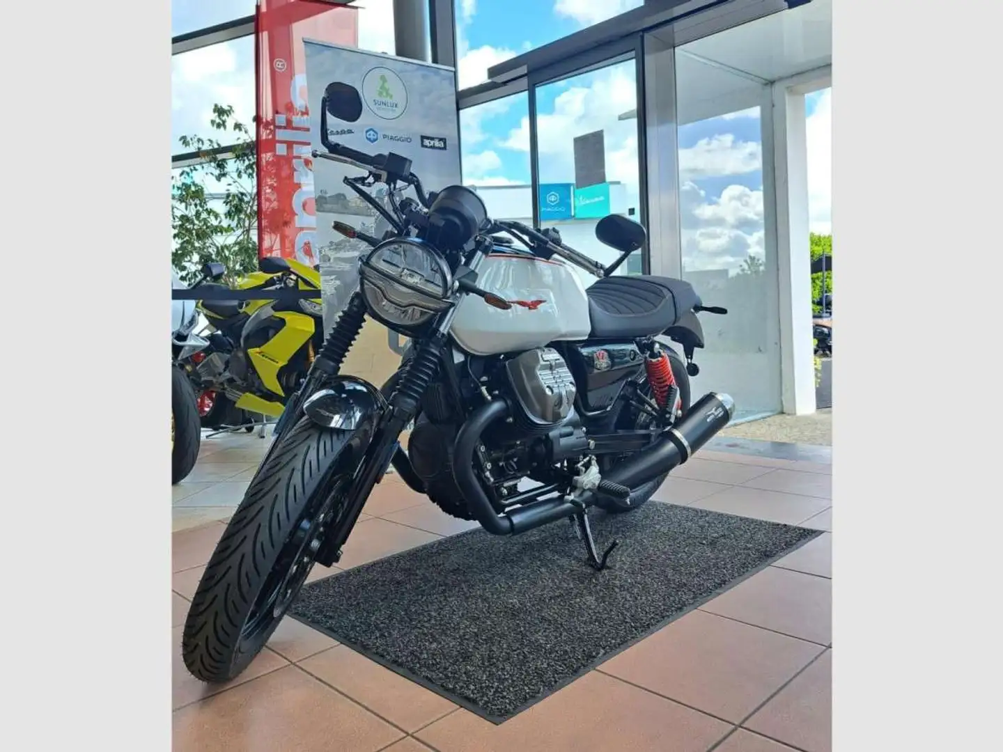 Moto Guzzi V 7 Stone TEN 2024 Zwart - 2
