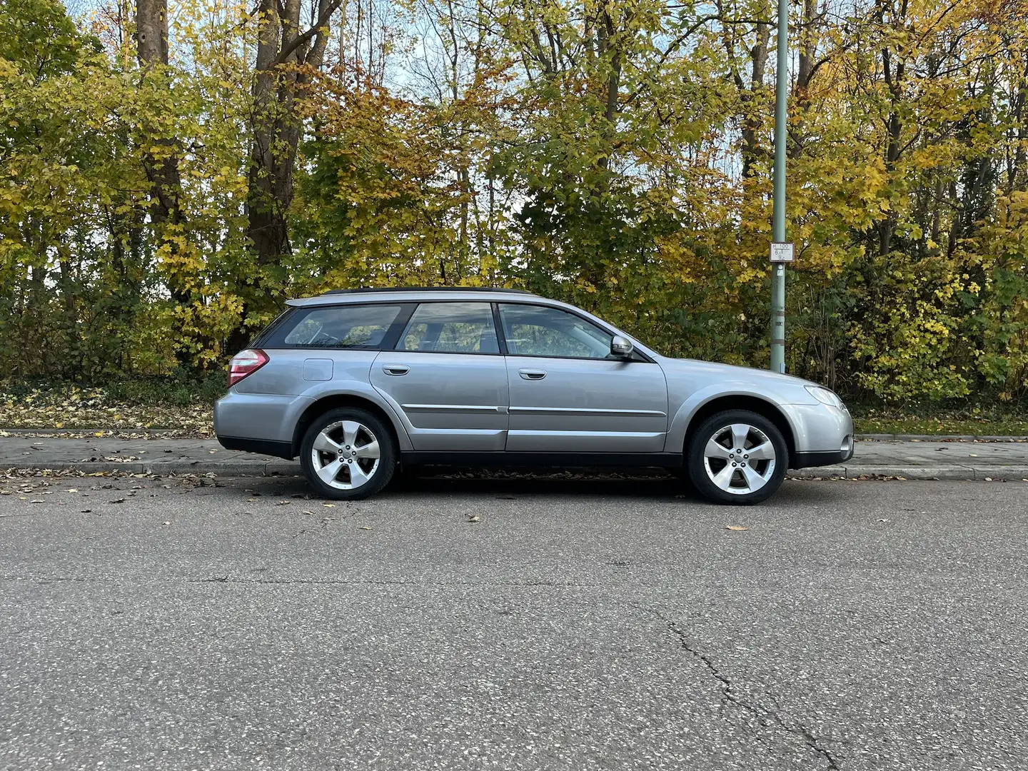 Subaru OUTBACK 2.5 LPG Schaltgetriebe Panorama TÜV 01/2027 Argento - 1