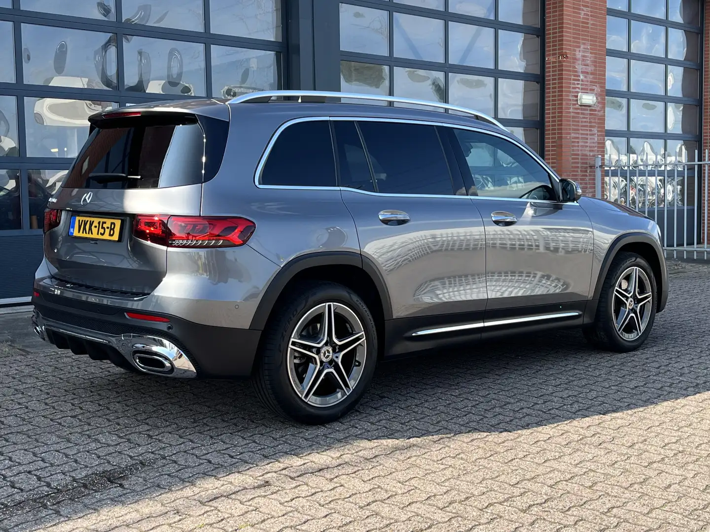 Mercedes-Benz GLB 180 GLB d | Grijs kenteken, Widescreen, Camera, Leer | Gri - 2