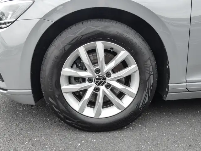 Volkswagen Passat view 6