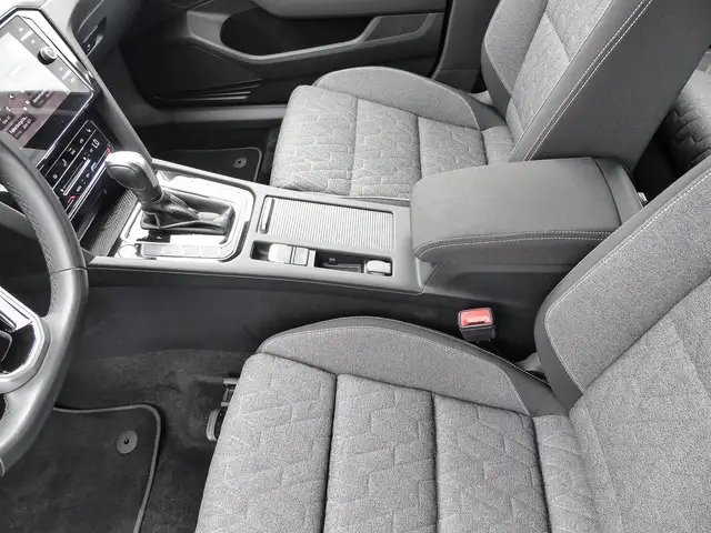 Volkswagen Passat view 14