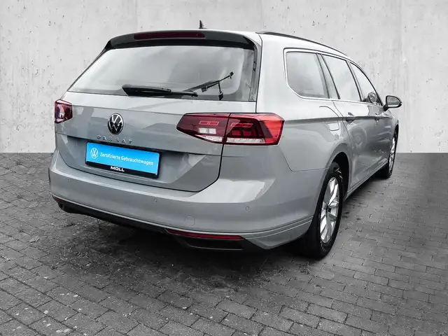 Volkswagen Passat view 3