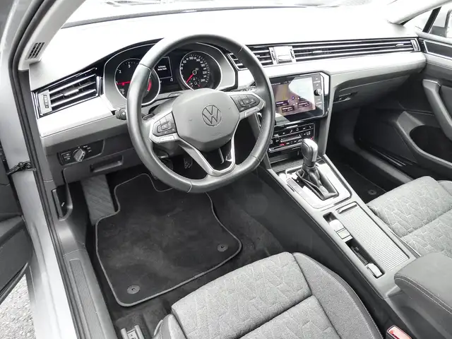 Volkswagen Passat view 8