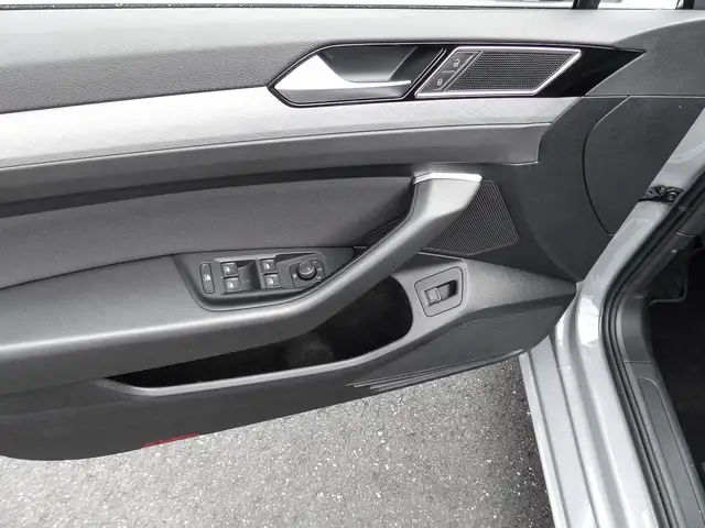 Volkswagen Passat view 17