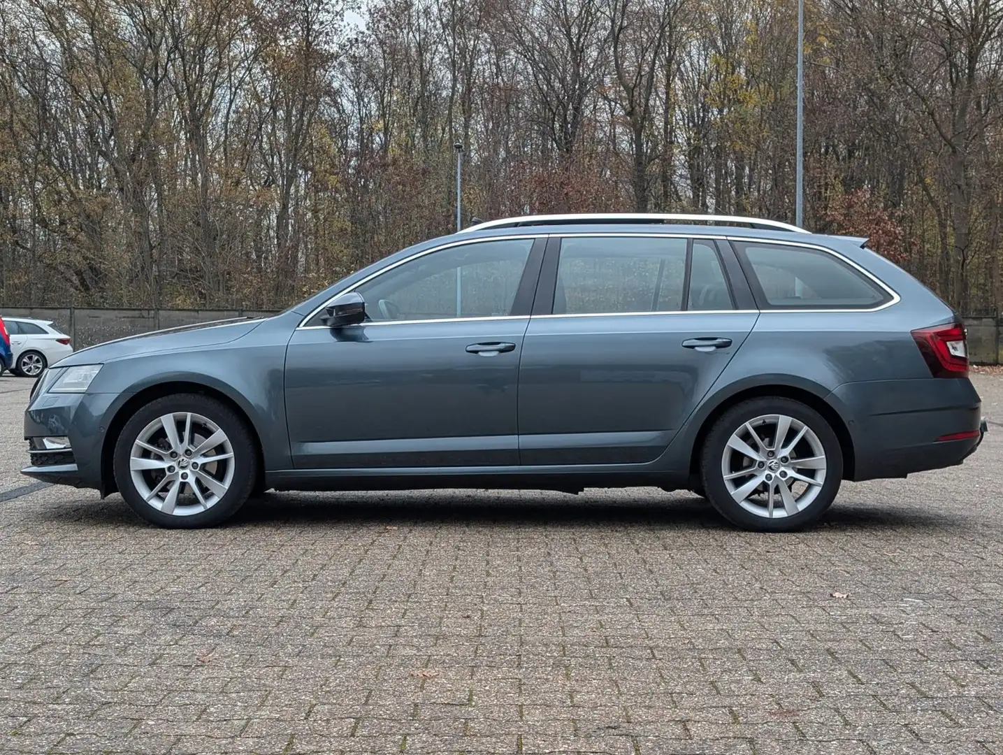 Skoda Octavia Combi Style LED/PANO/LEDER/KeyLess Grau - 2