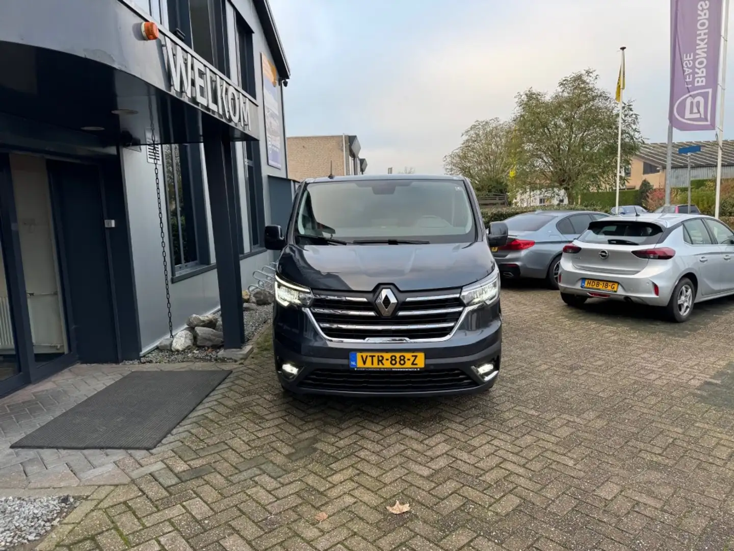 Renault Trafic Automaat L2 150PK Lang, 3-pers, Navi, camera, pdc, Zwart - 2