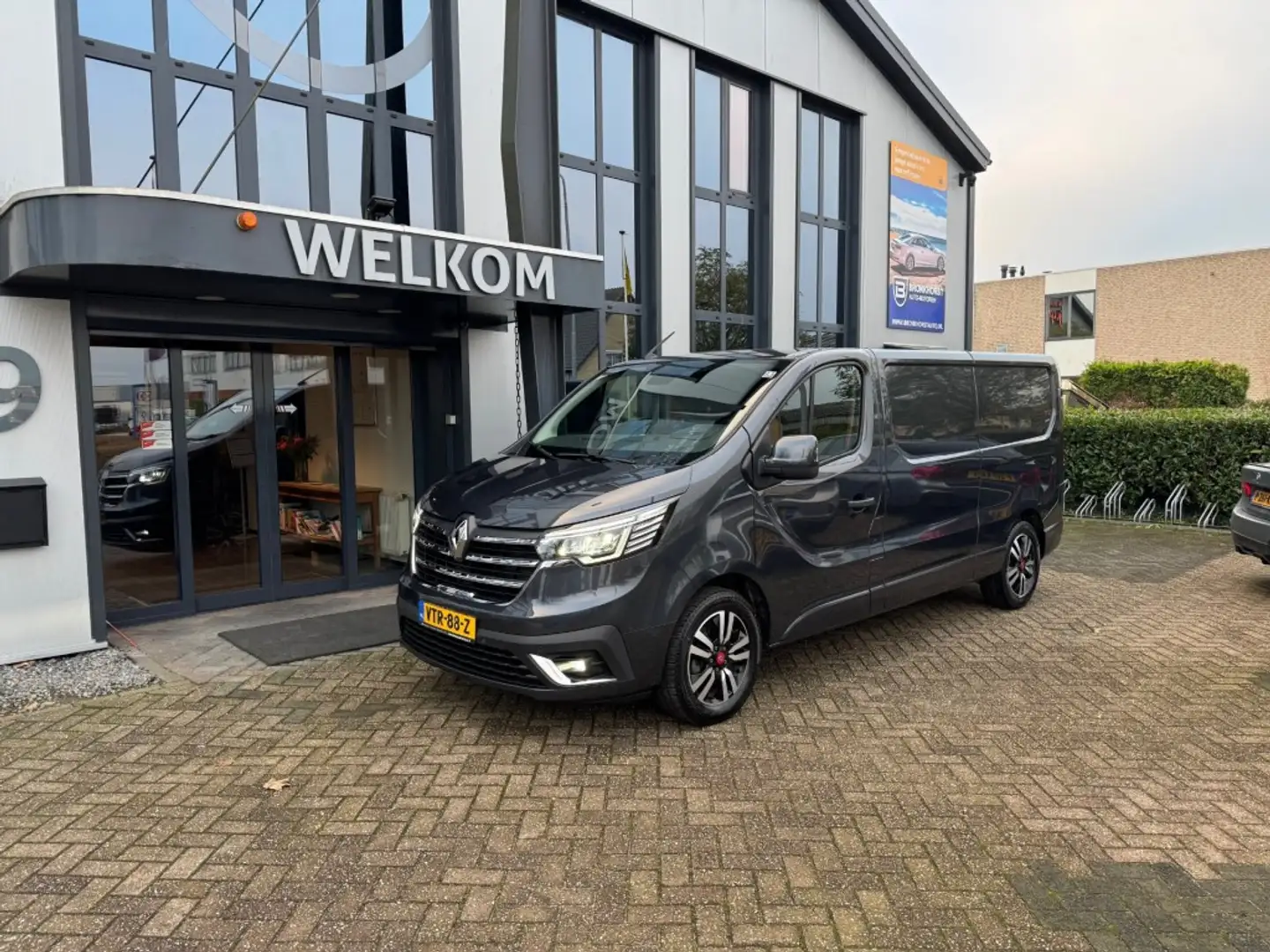 Renault Trafic Automaat L2 150PK Lang, 3-pers, Navi, camera, pdc, Zwart - 1