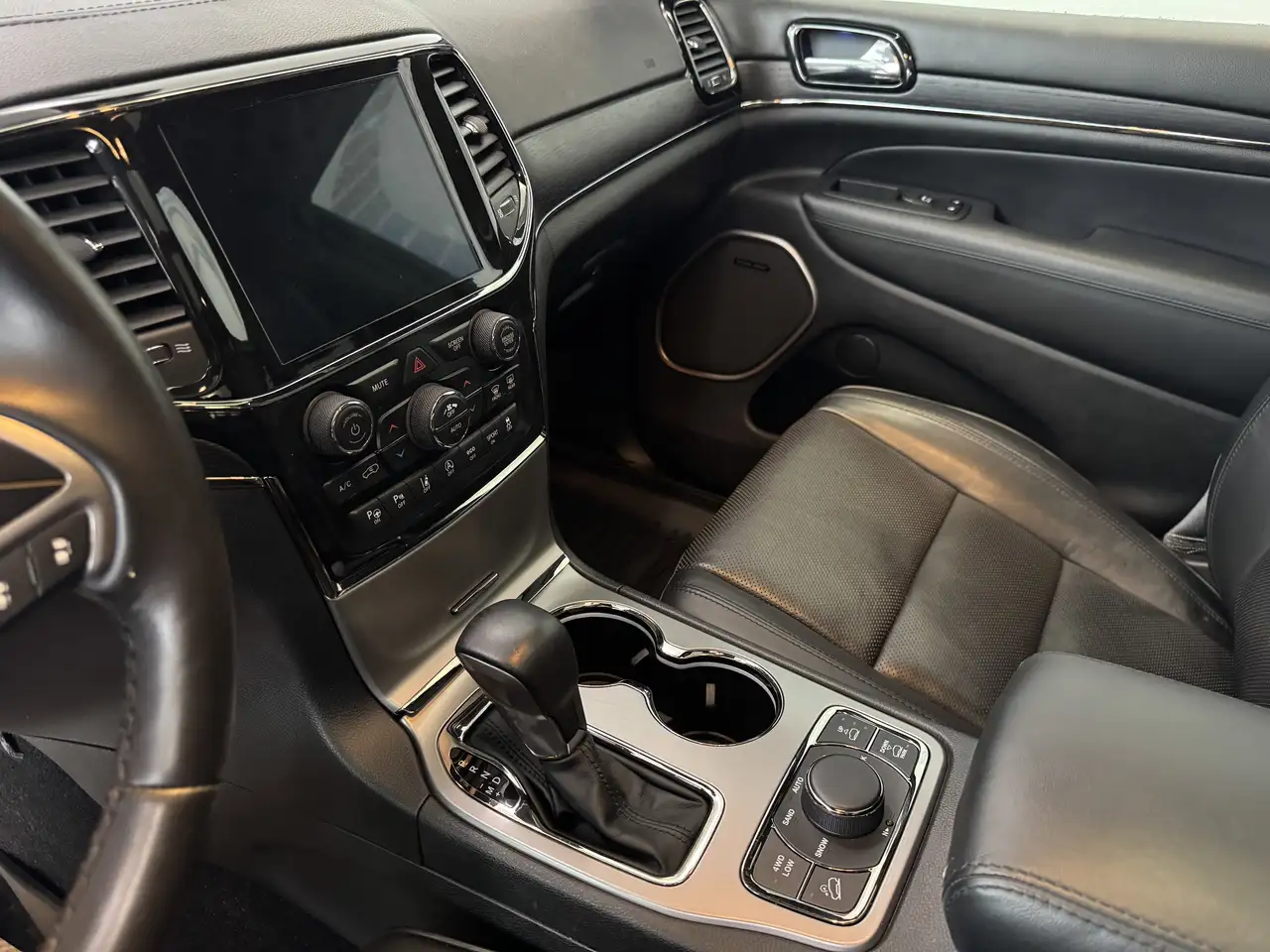 Jeep Grand Cherokee снимка Jeep Grand Cherokee