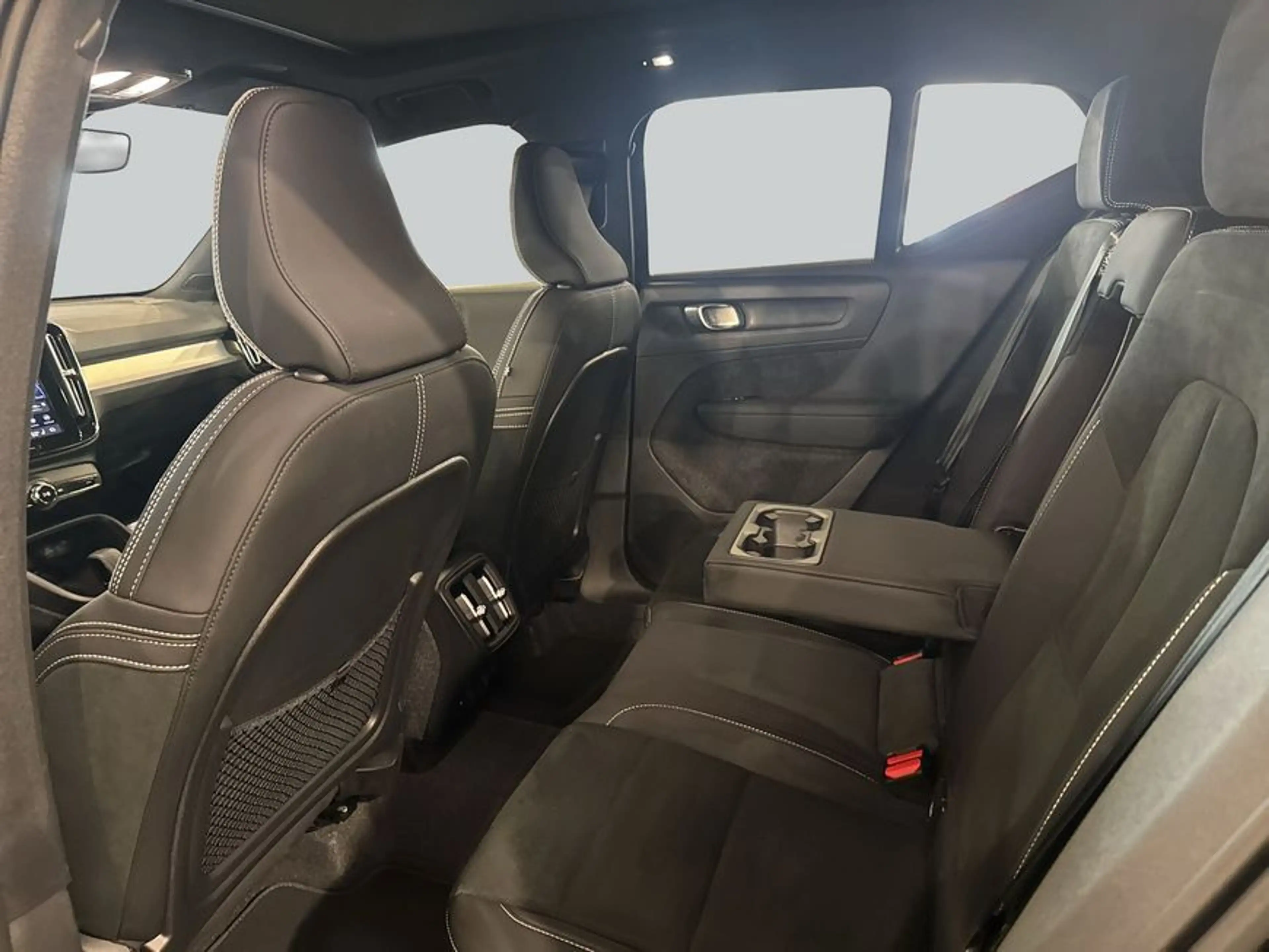 Volvo XC40 XC40 B3 B DKG Plus Black Edition — photo 11