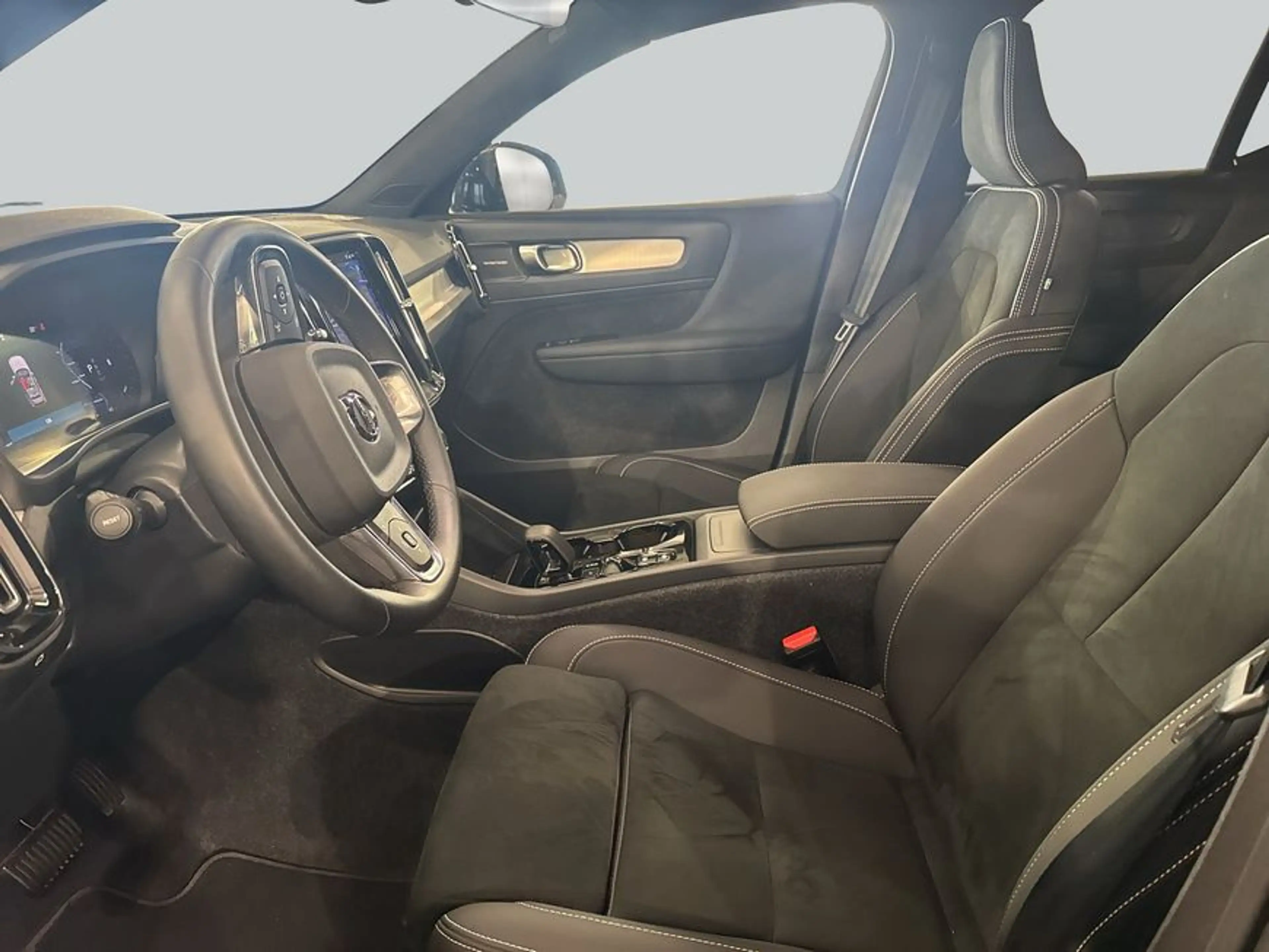 Volvo XC40 XC40 B3 B DKG Plus Black Edition — photo 9