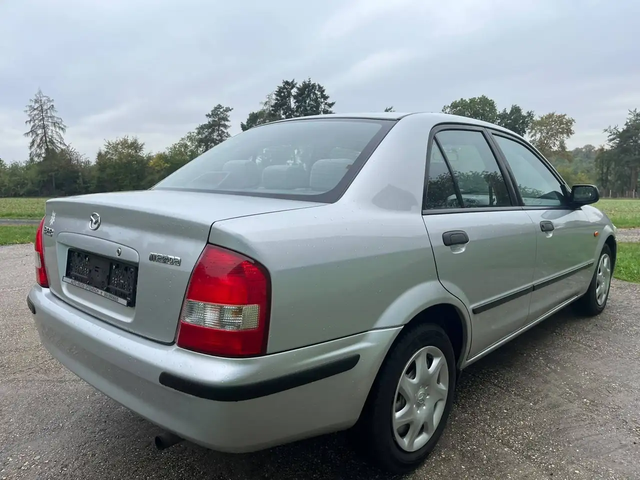 Mazda 323 1.4 S Comfort, foto 2