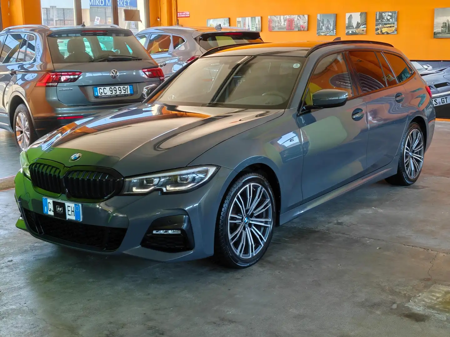 BMW 320 320d Touring mhev 48V xdrive Msport auto Zwart - 1