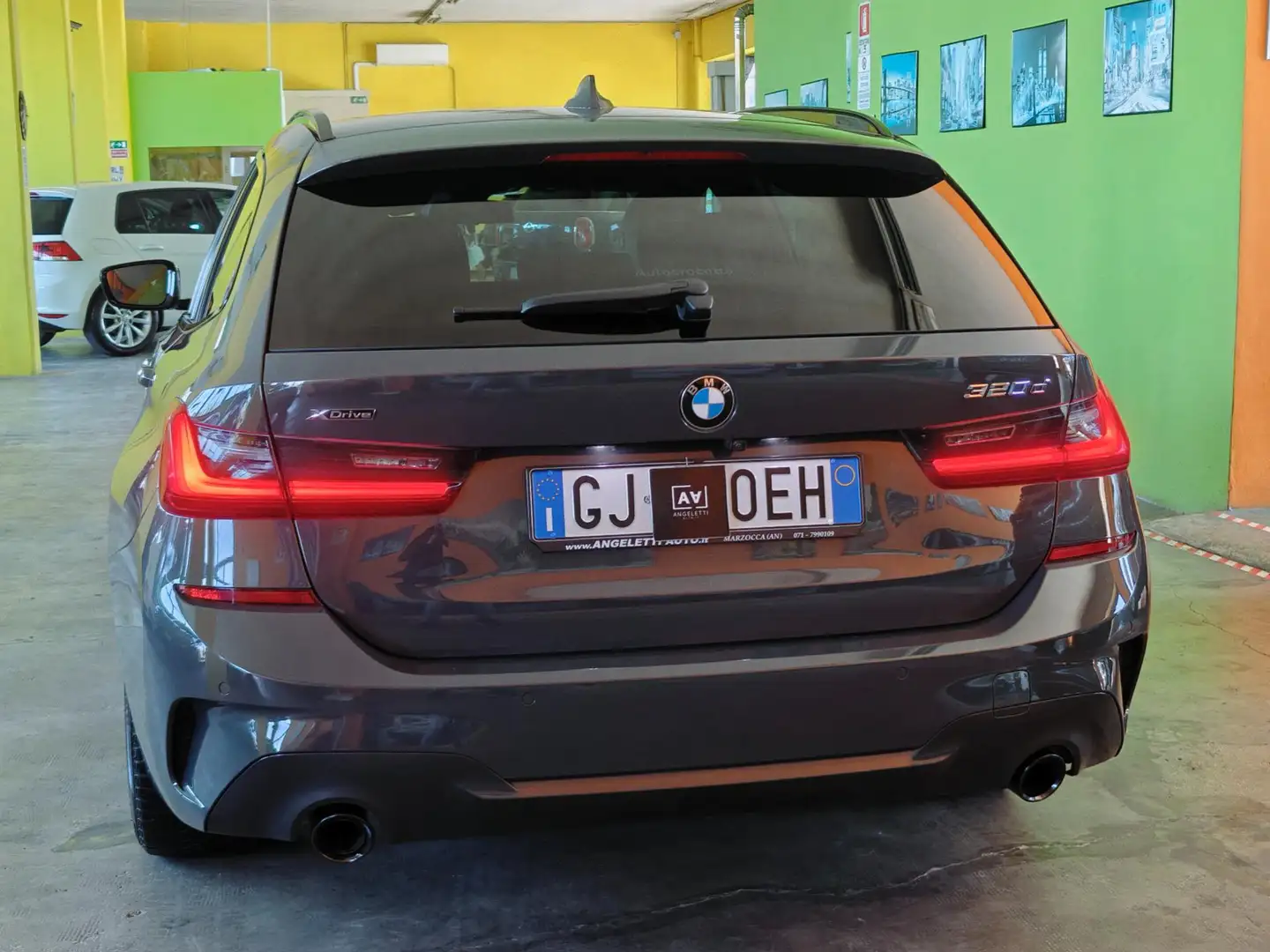 BMW 320 320d Touring mhev 48V xdrive Msport auto Zwart - 2