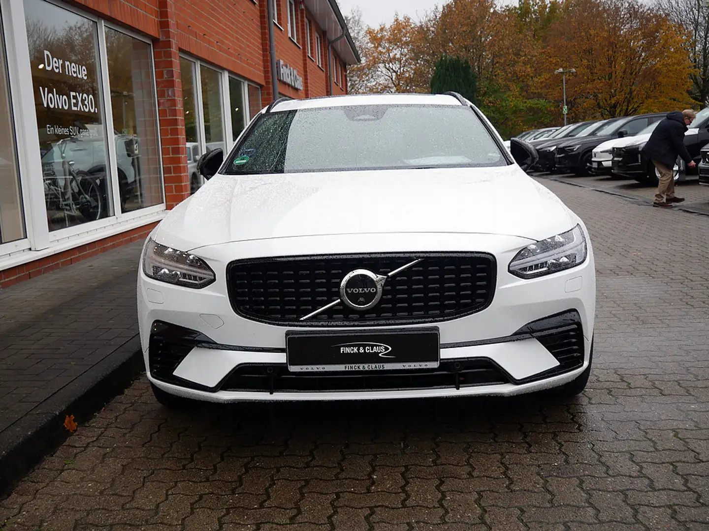 Volvo V90 T8 AWD Ultimate Dark PANO 360° B&W AHK Weiß - 2