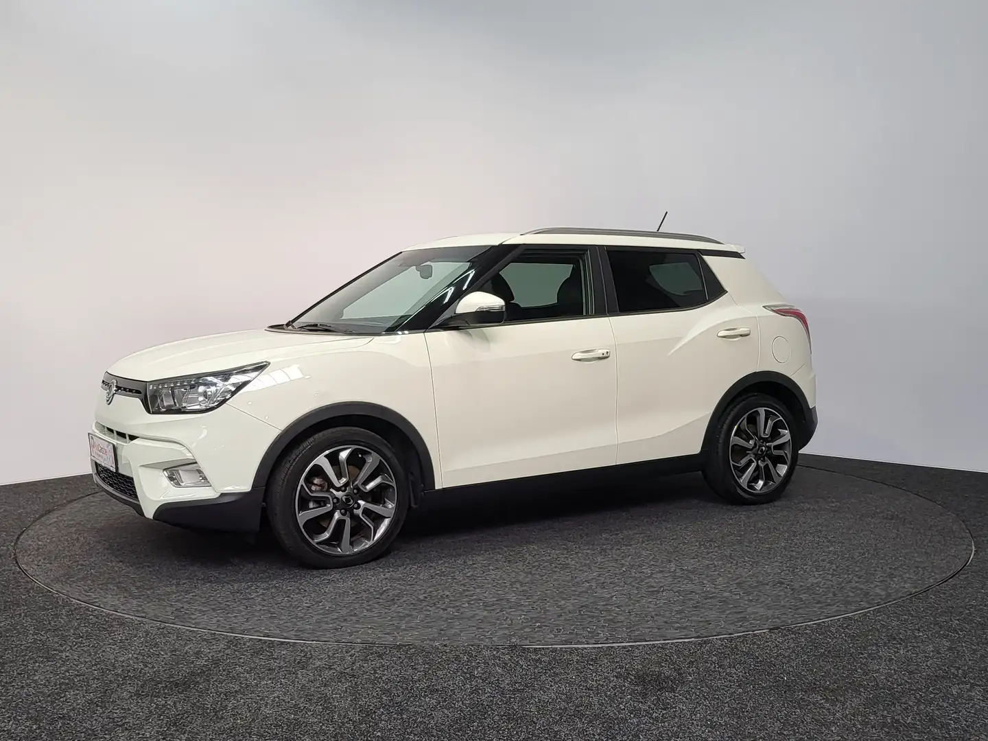 SsangYong Tivoli e-XDi 2WD ~ Sapphire ~ Navi ~ Airco ~ CC ~ Leder Blanc - 1
