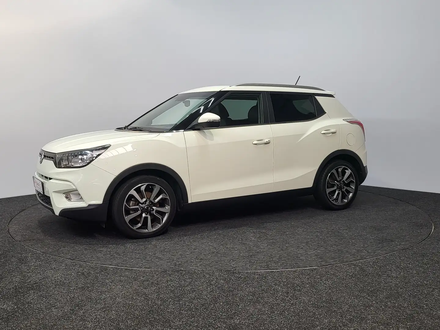 SsangYong Tivoli e-XDi 2WD ~ Sapphire ~ Navi ~ Airco ~ CC ~ Leder Weiß - 1