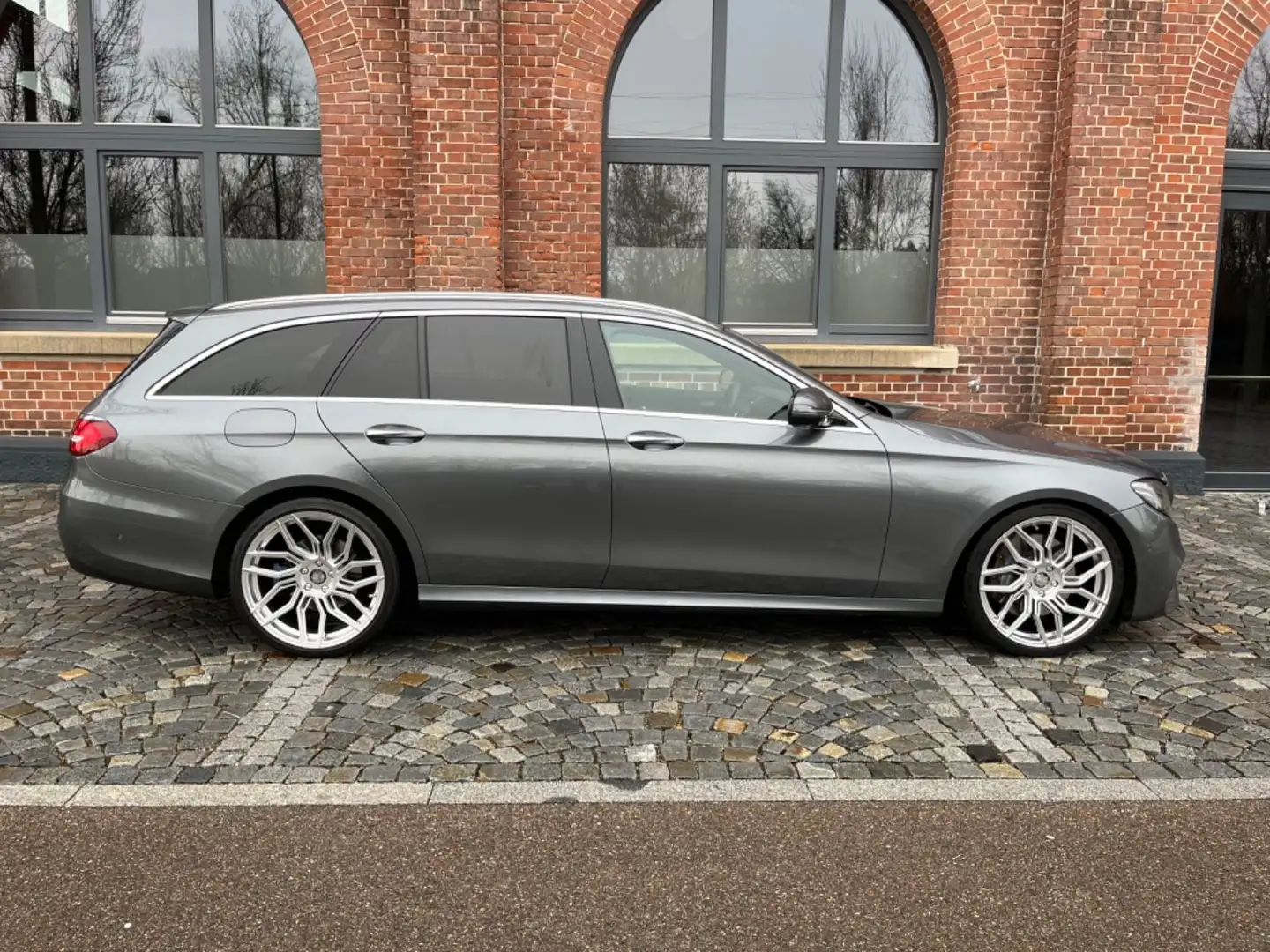 Mercedes-Benz E 400 d T 4Matic AMG *360°*Burmester*Pano*ACC*HUD Grau - 2