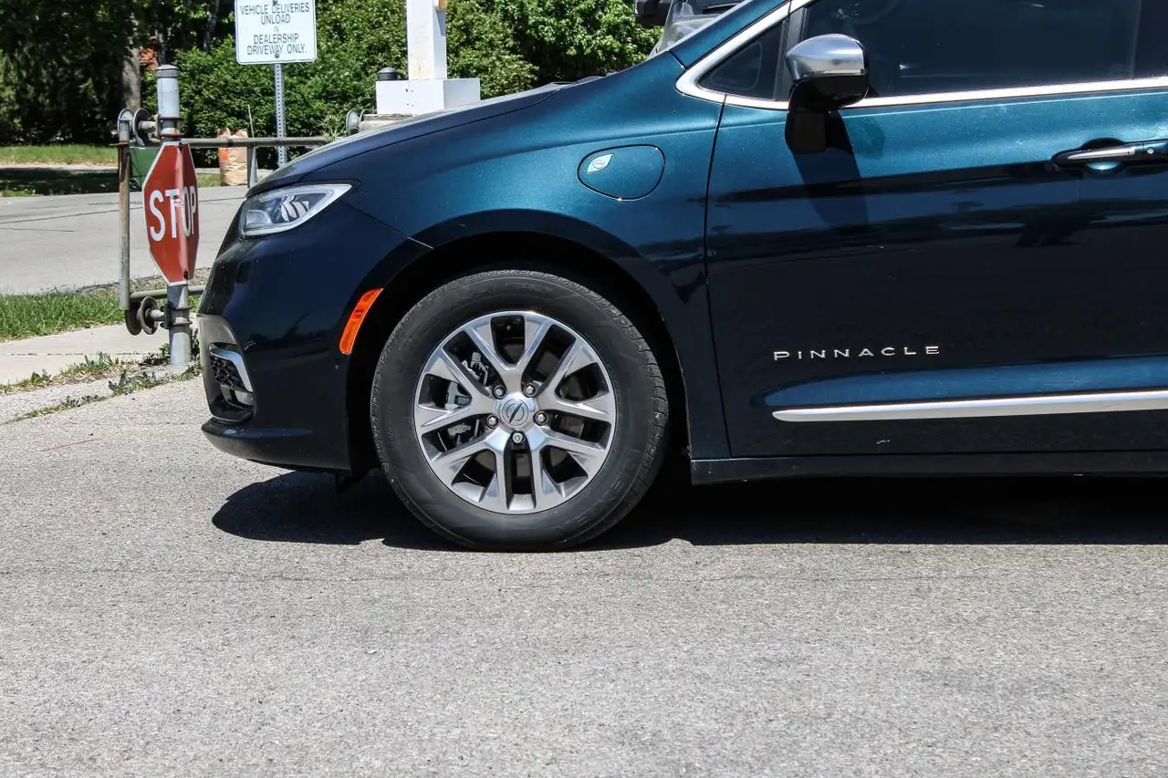 Chrysler Pacifica photo Chrysler Pacifica