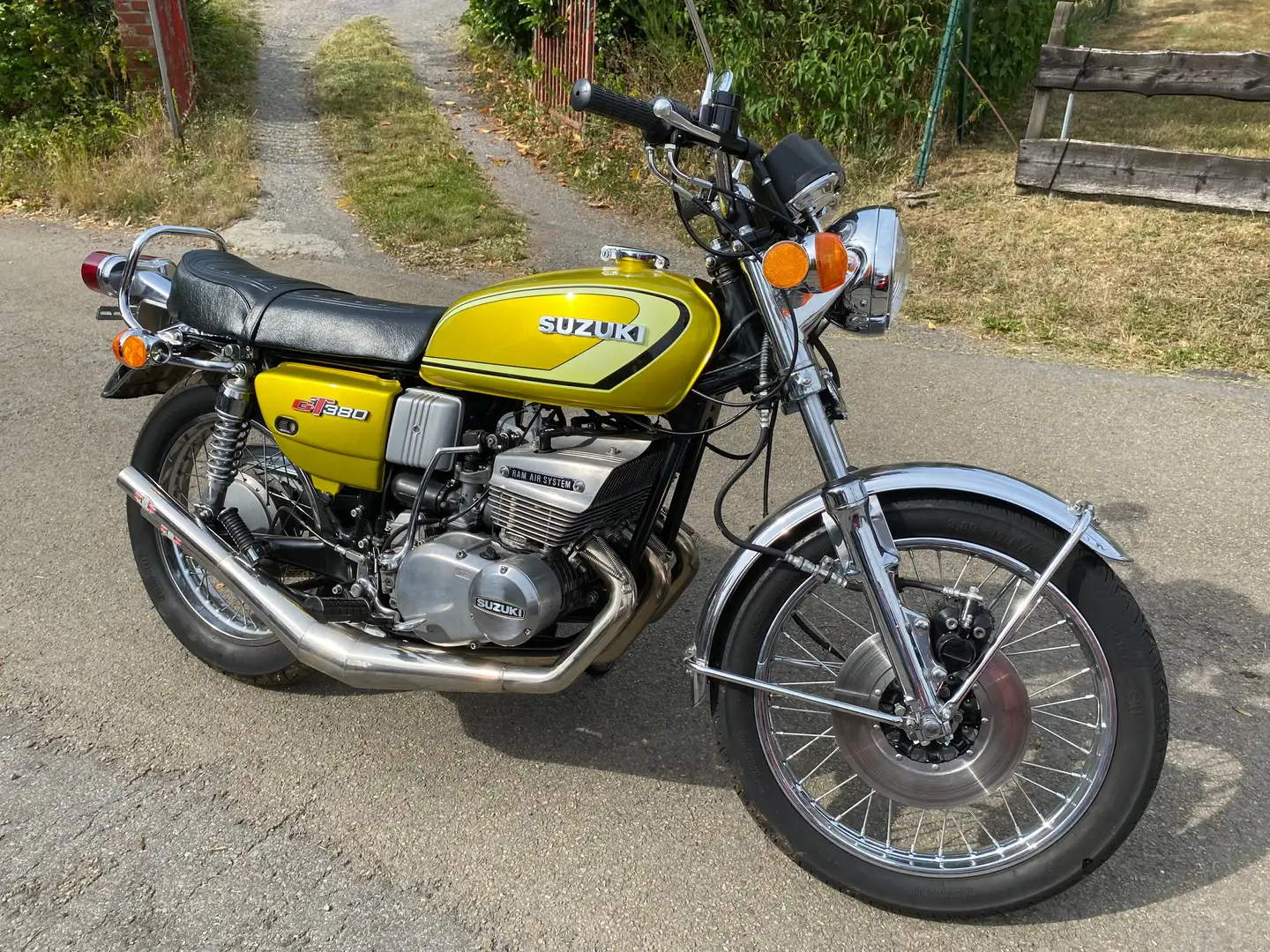 Suzuki GT 380 Jaune - 1