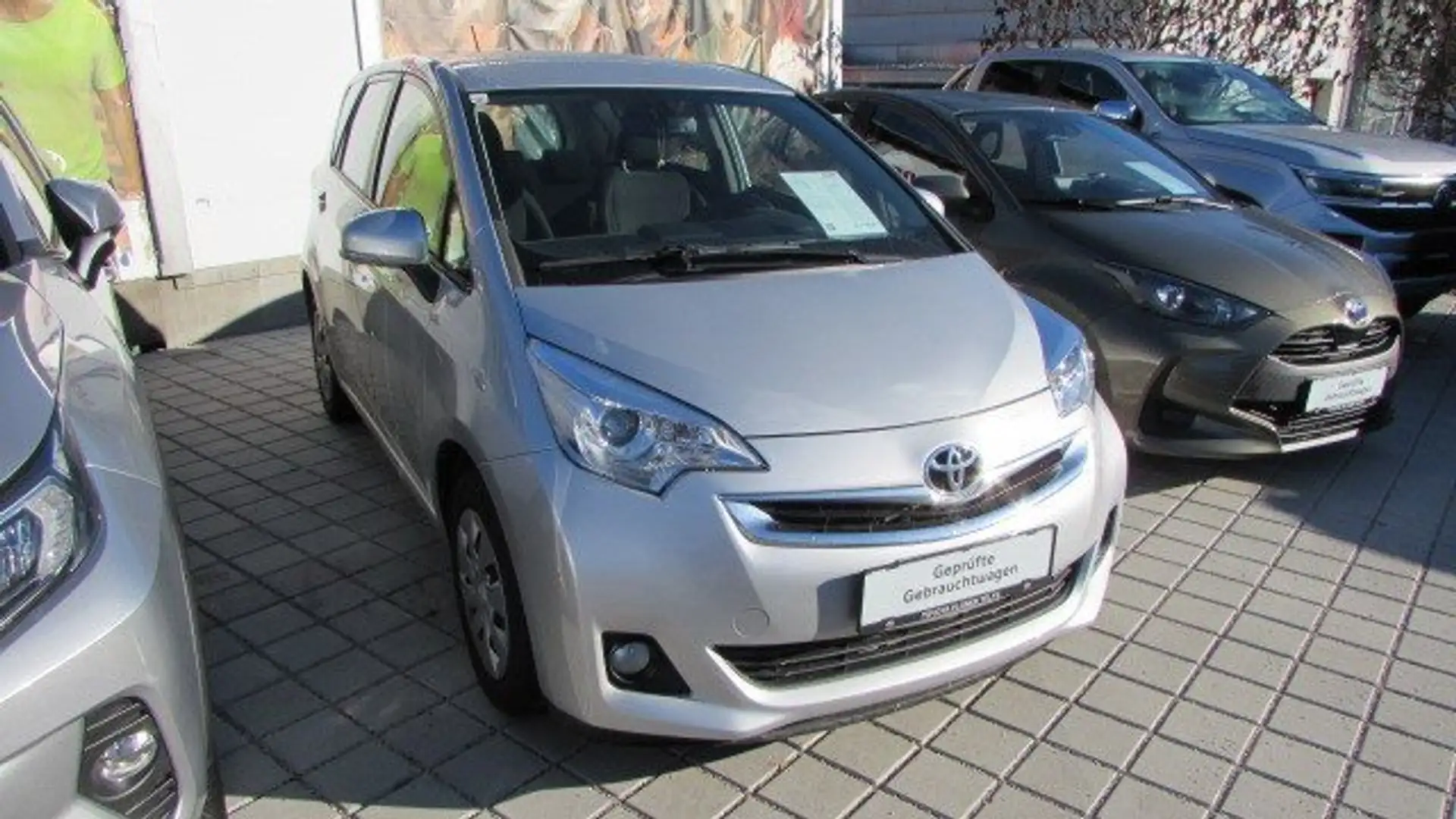 Toyota Verso-S 1,3 dVVT-i Lounge Automatic Silber - 1