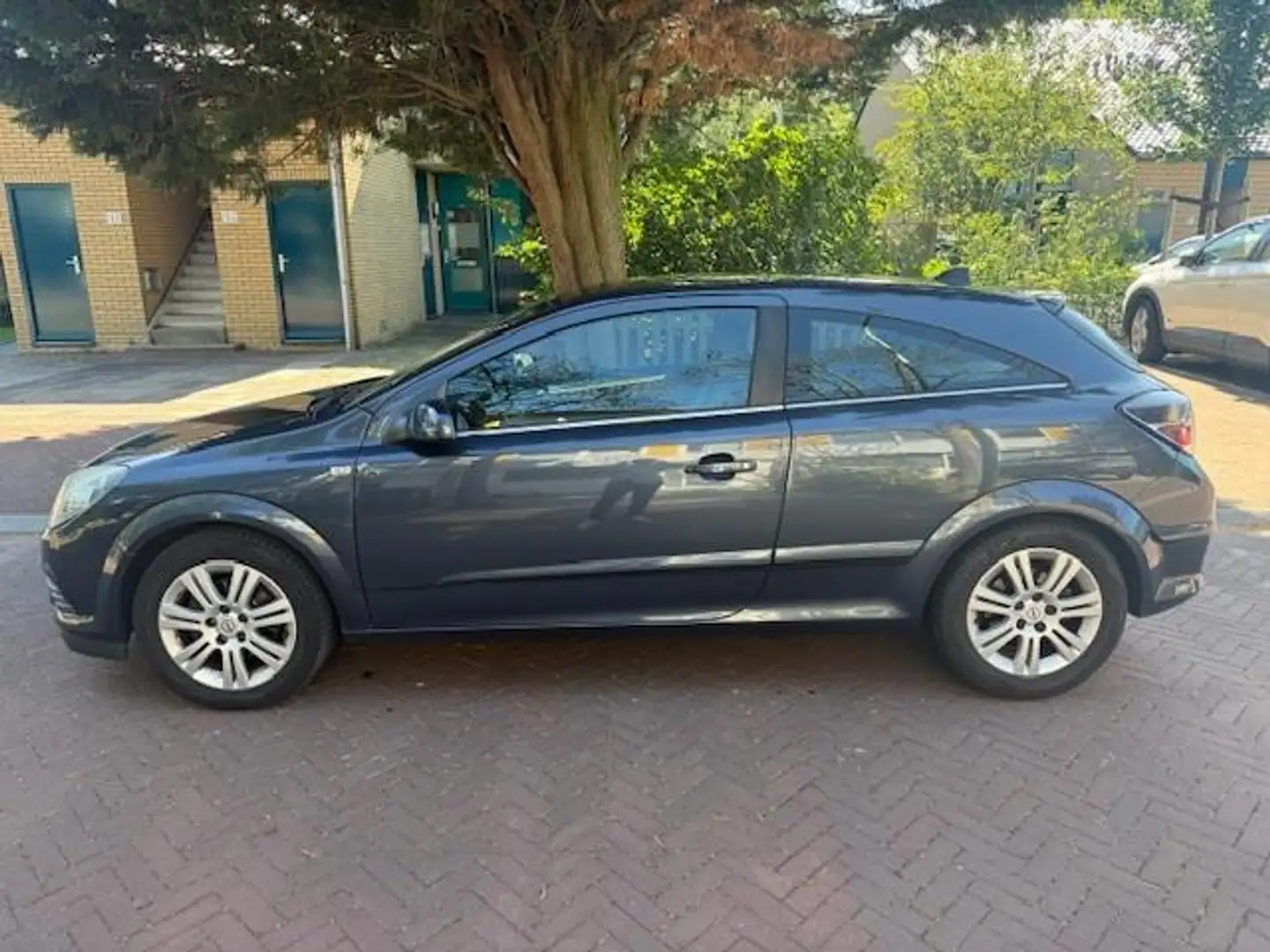Opel Astra GTC Airco / Nieuw APK / Inruilkoopje Grijs - 2