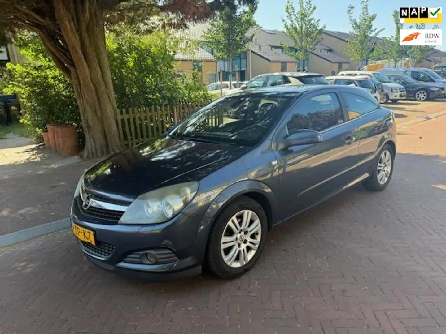 Opel Astra GTC Airco / Nieuw APK / Inruilkoopje Grijs - 1