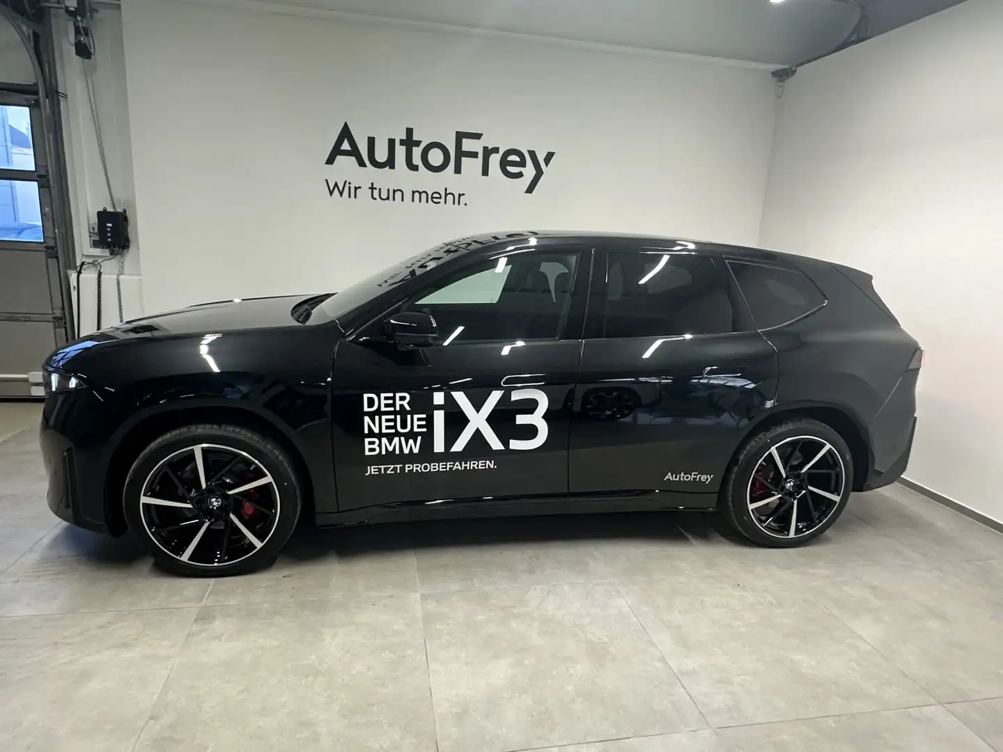 BMW iX3 50 xDrive Schwarz - 2