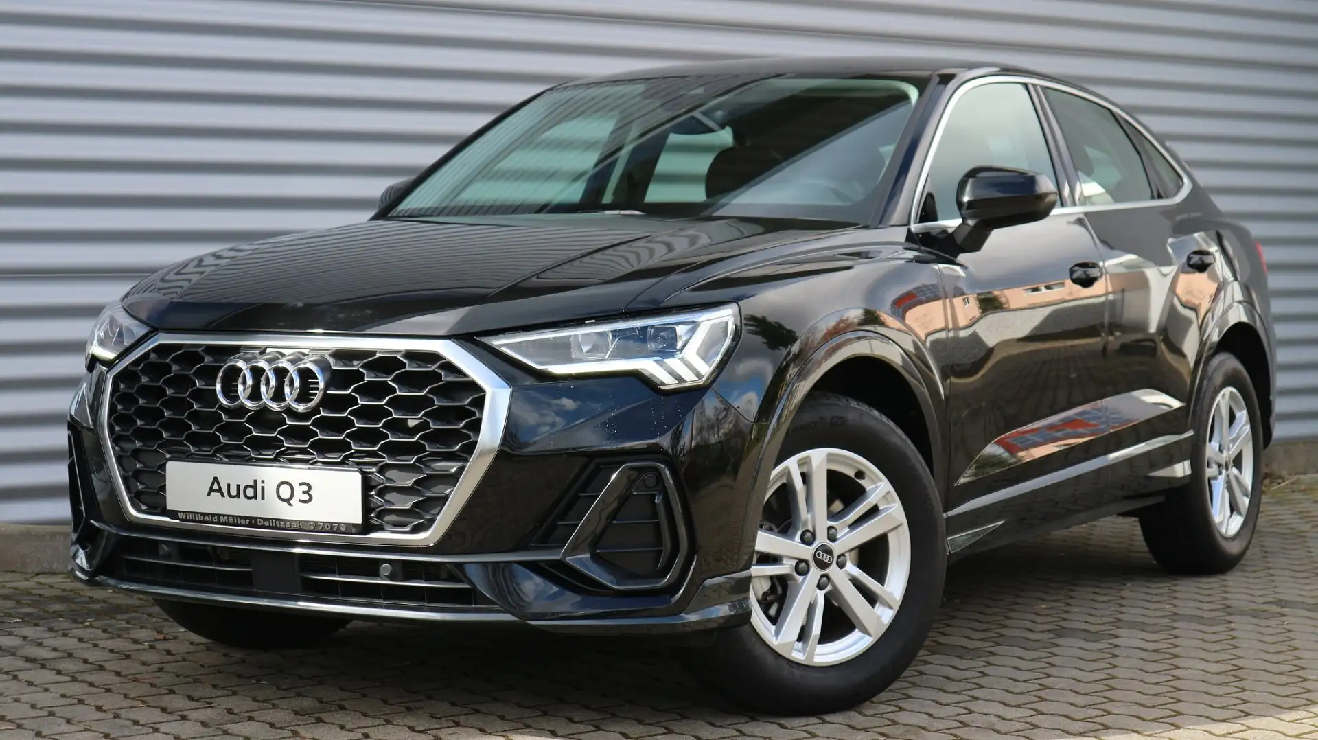 Audi Q3 Sportback Schwarz - 1