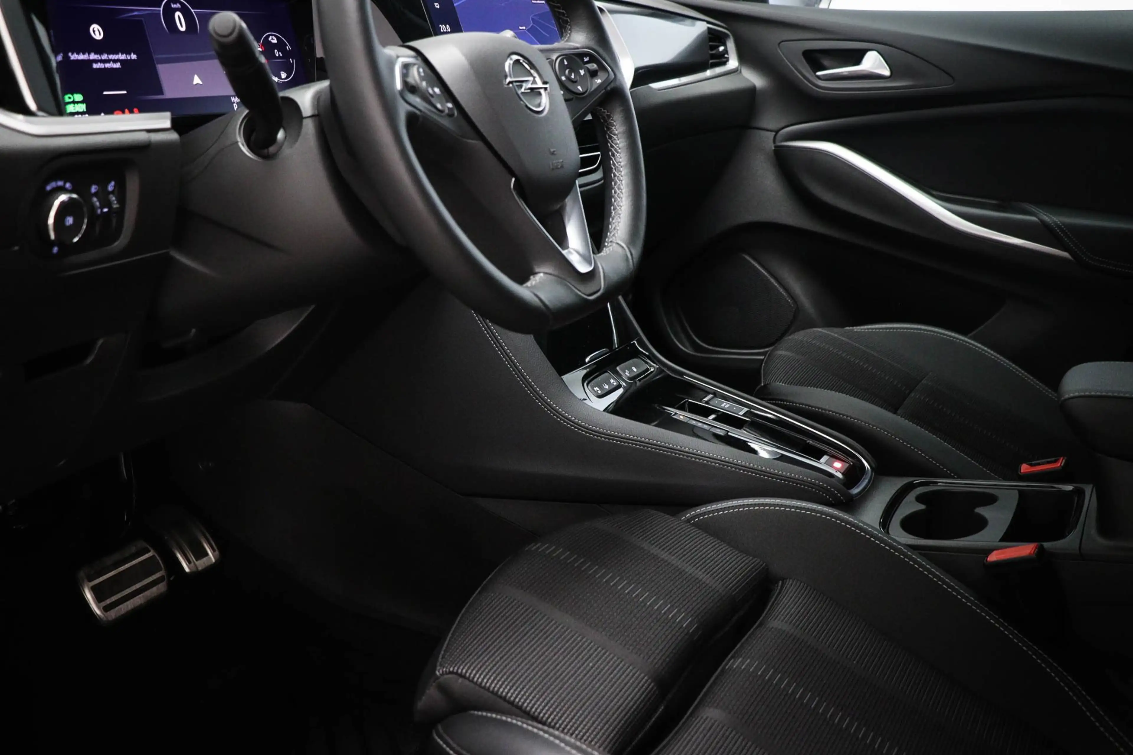 Opel Grandland 1.6 Turbo Plug-In Hybrid Business Elegance | CLIMA — photo 28