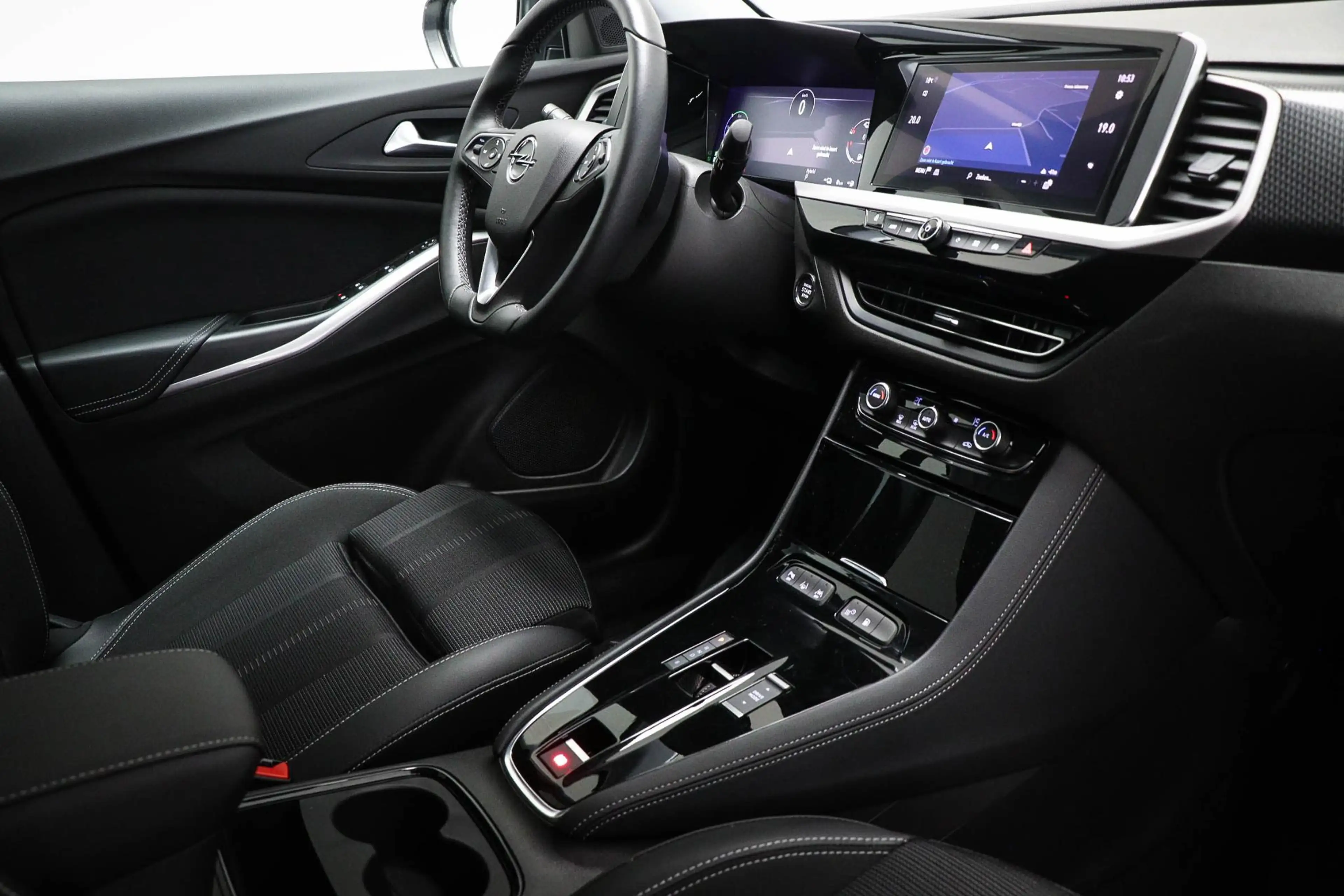 Opel Grandland 1.6 Turbo Plug-In Hybrid Business Elegance | CLIMA — photo 3