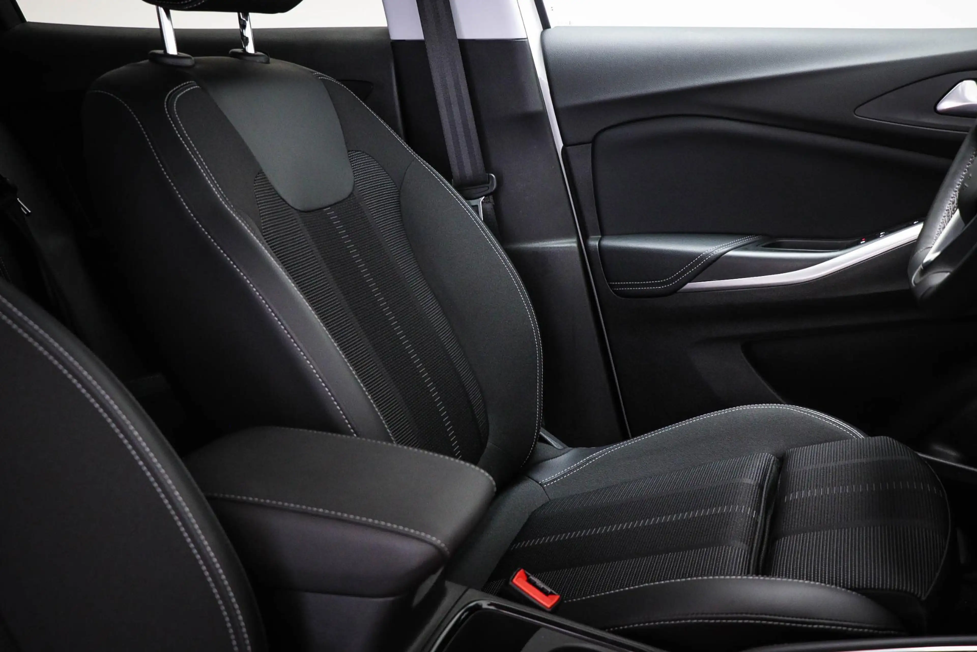 Opel Grandland 1.6 Turbo Plug-In Hybrid Business Elegance | CLIMA — photo 11