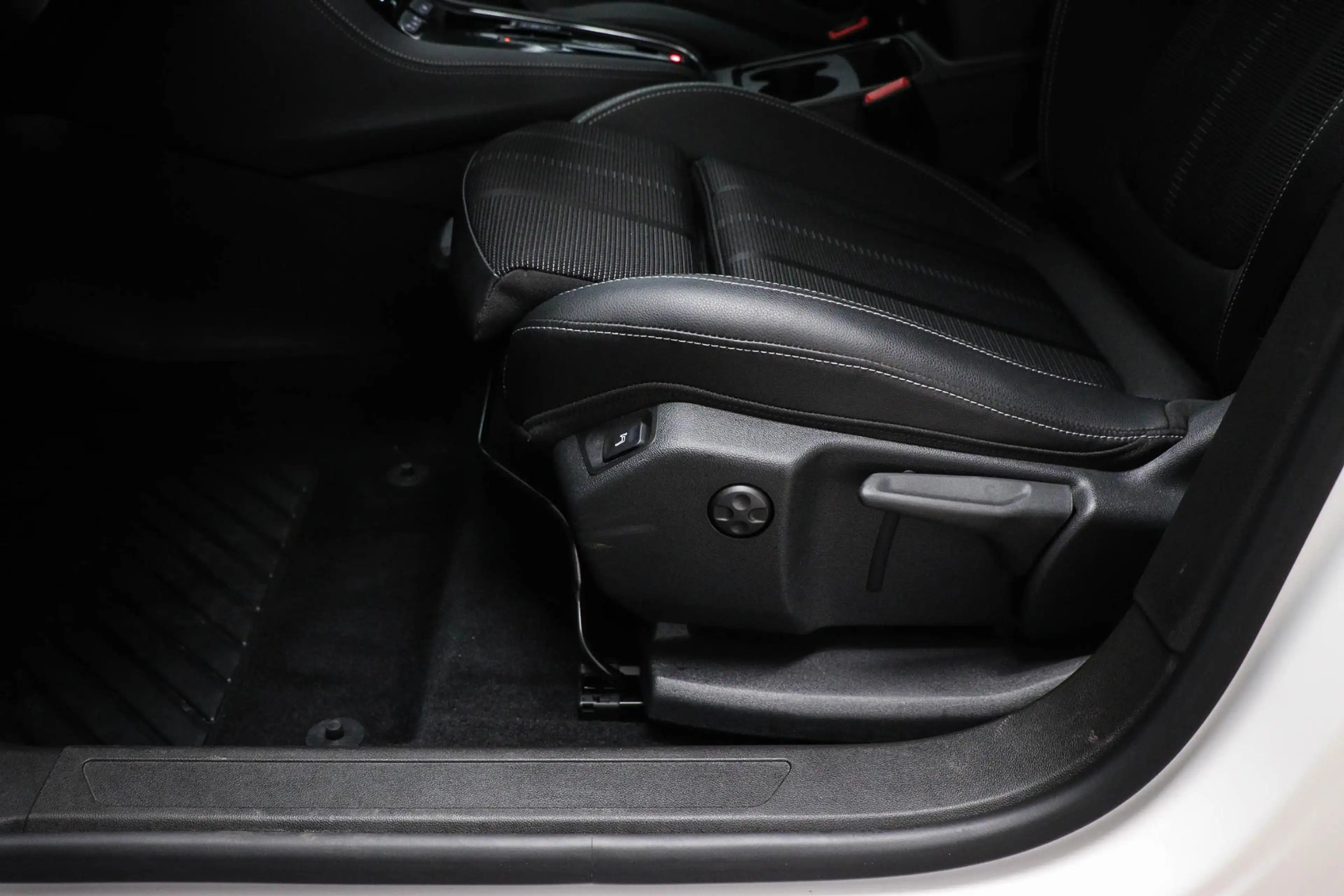 Opel Grandland 1.6 Turbo Plug-In Hybrid Business Elegance | CLIMA — photo 27