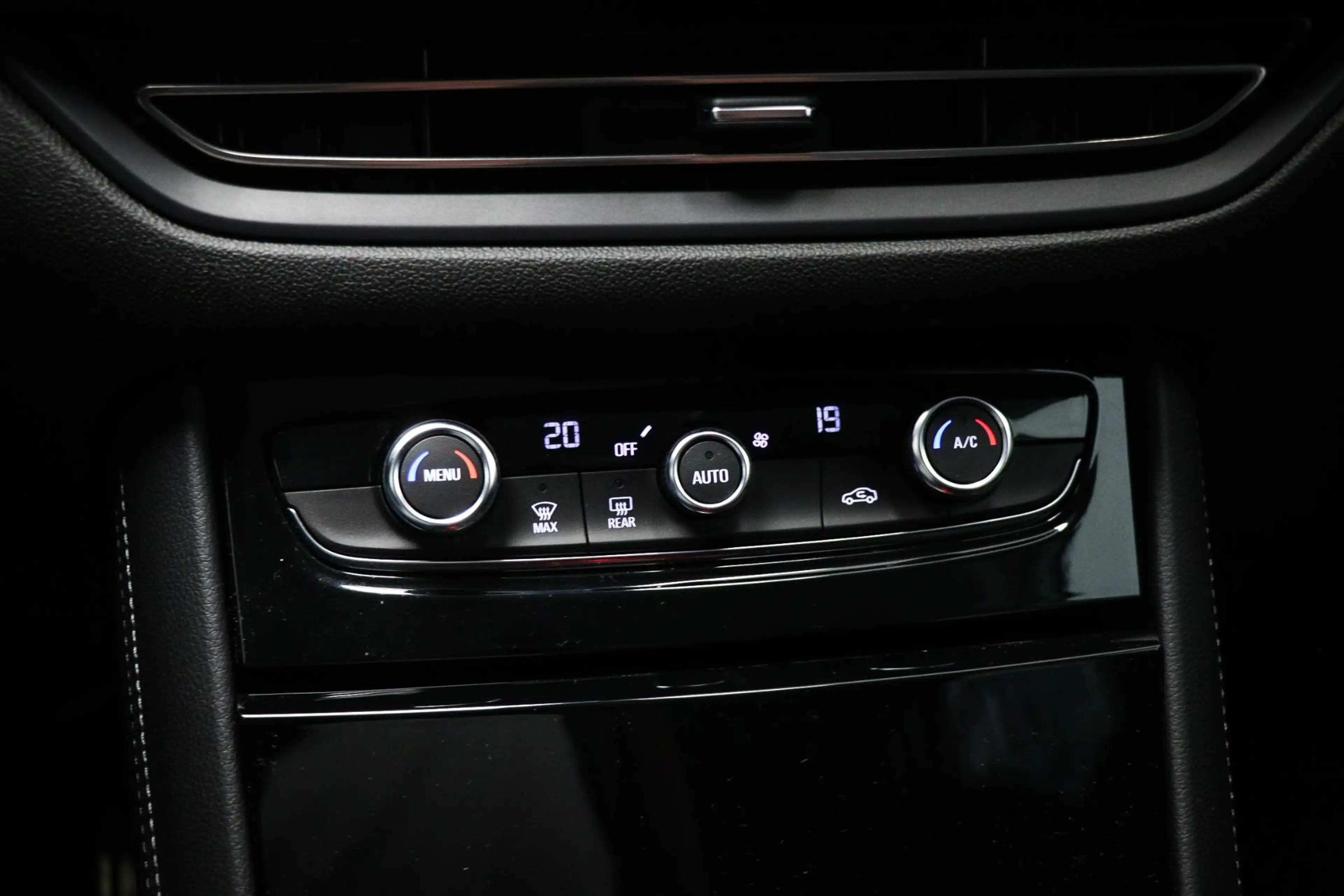Opel Grandland 1.6 Turbo Plug-In Hybrid Business Elegance | CLIMA — photo 36