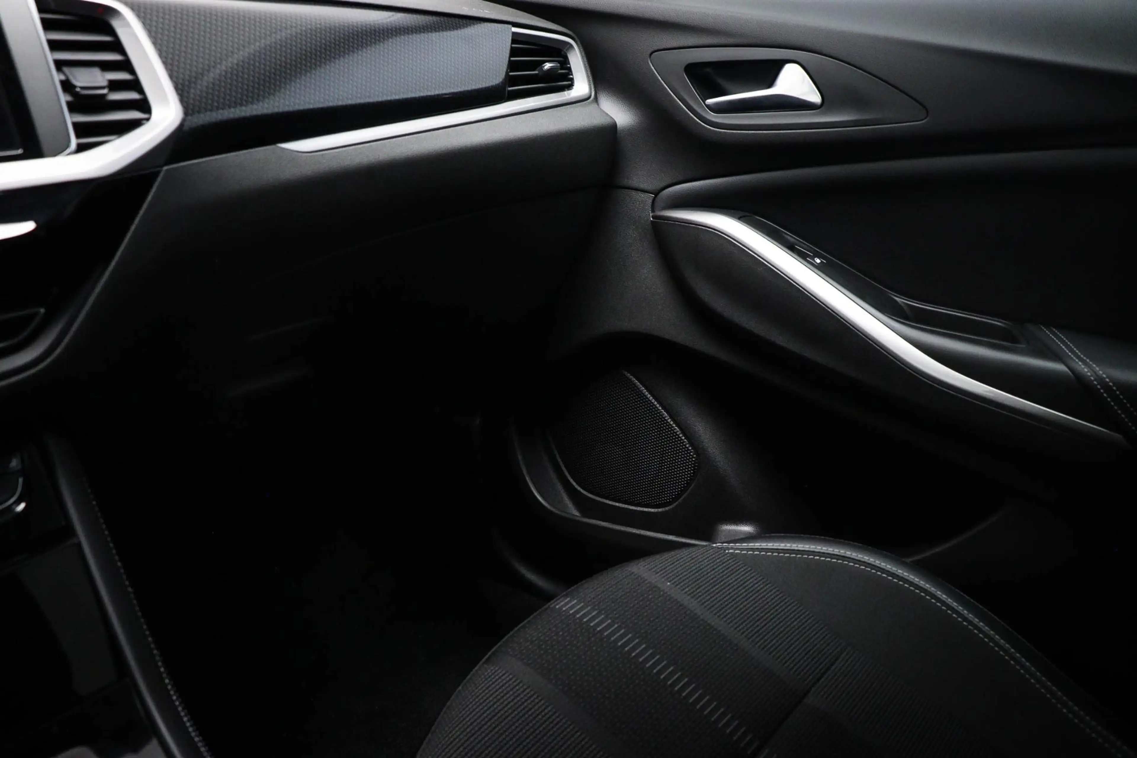Opel Grandland 1.6 Turbo Plug-In Hybrid Business Elegance | CLIMA — photo 33
