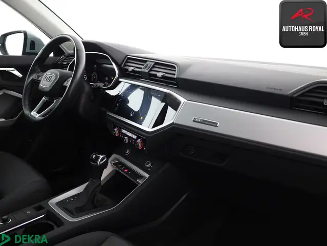 Audi Q3 view 10