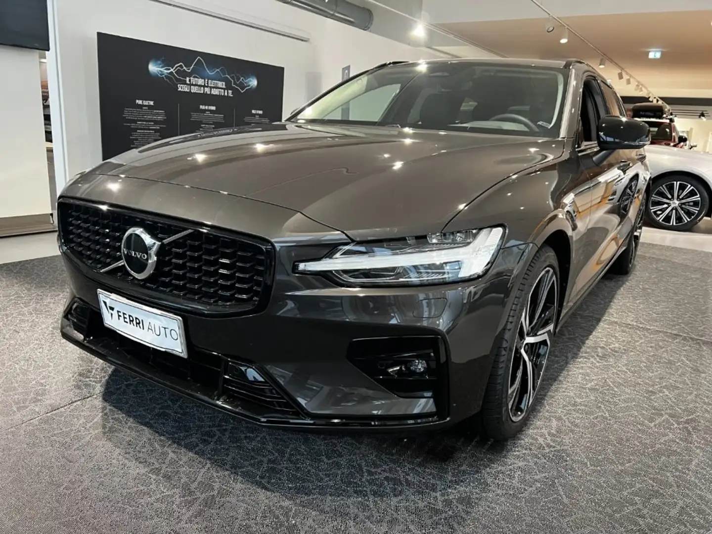 Volvo V60 B4 (d) automatico Plus Dark Grigio - 1