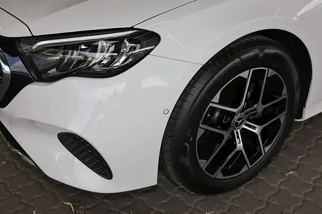 Mercedes-Benz E-Class view 4