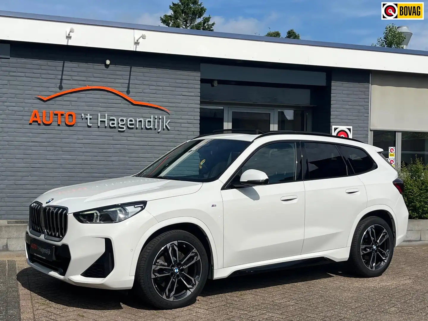 BMW X1 XDrive23i pano leder 360gr H&K garantie 19" Wit - 1