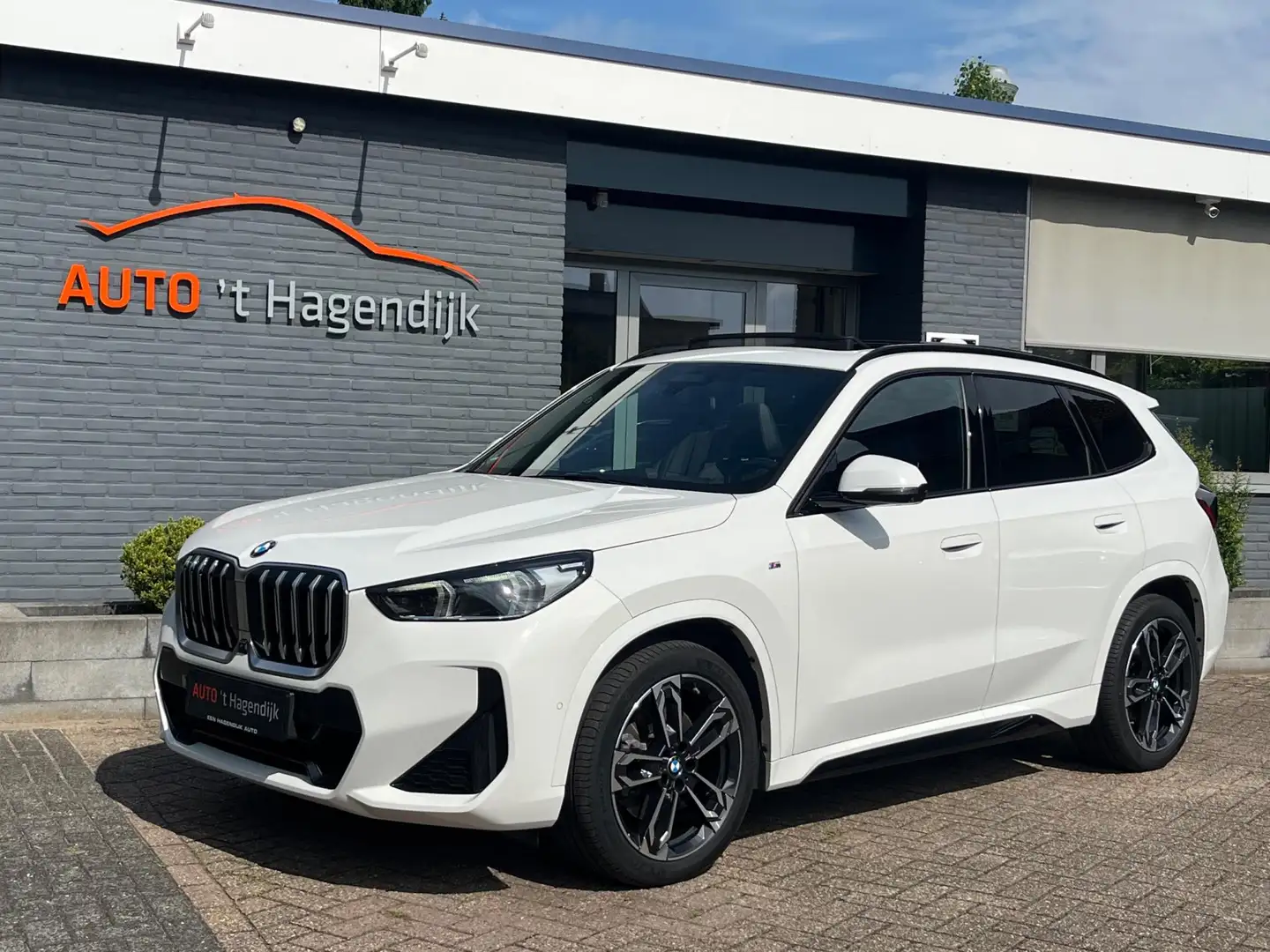 BMW X1 XDrive23i pano leder 360gr H&K garantie 19" Wit - 2