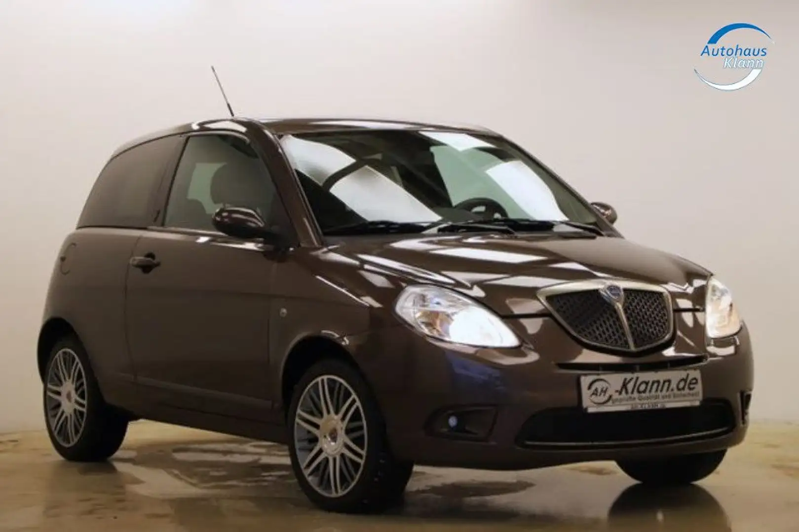 Lancia Ypsilon Versus 1.4 95PS Platino Klima USB MFL Brązowy - 1