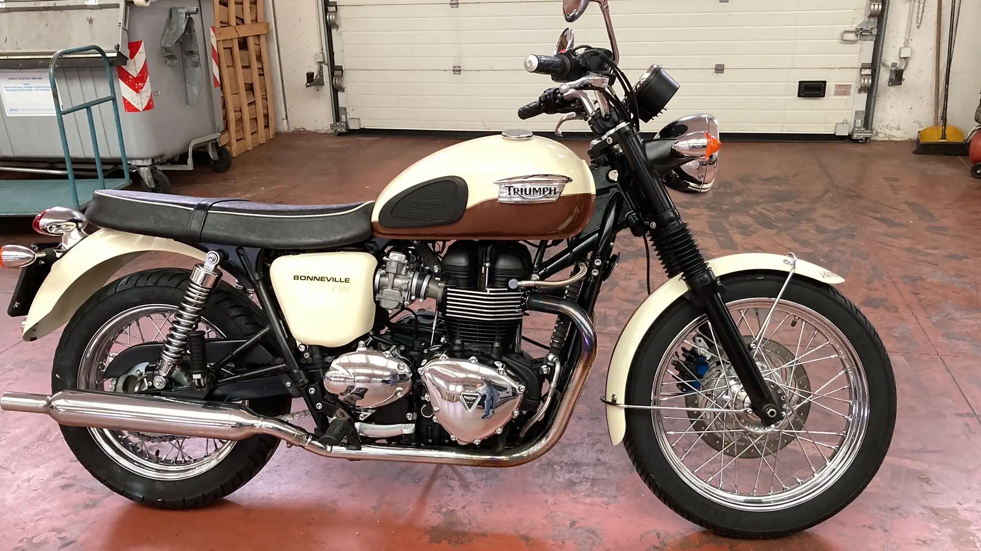 Triumph Bonneville T100 Crema cafè - 1