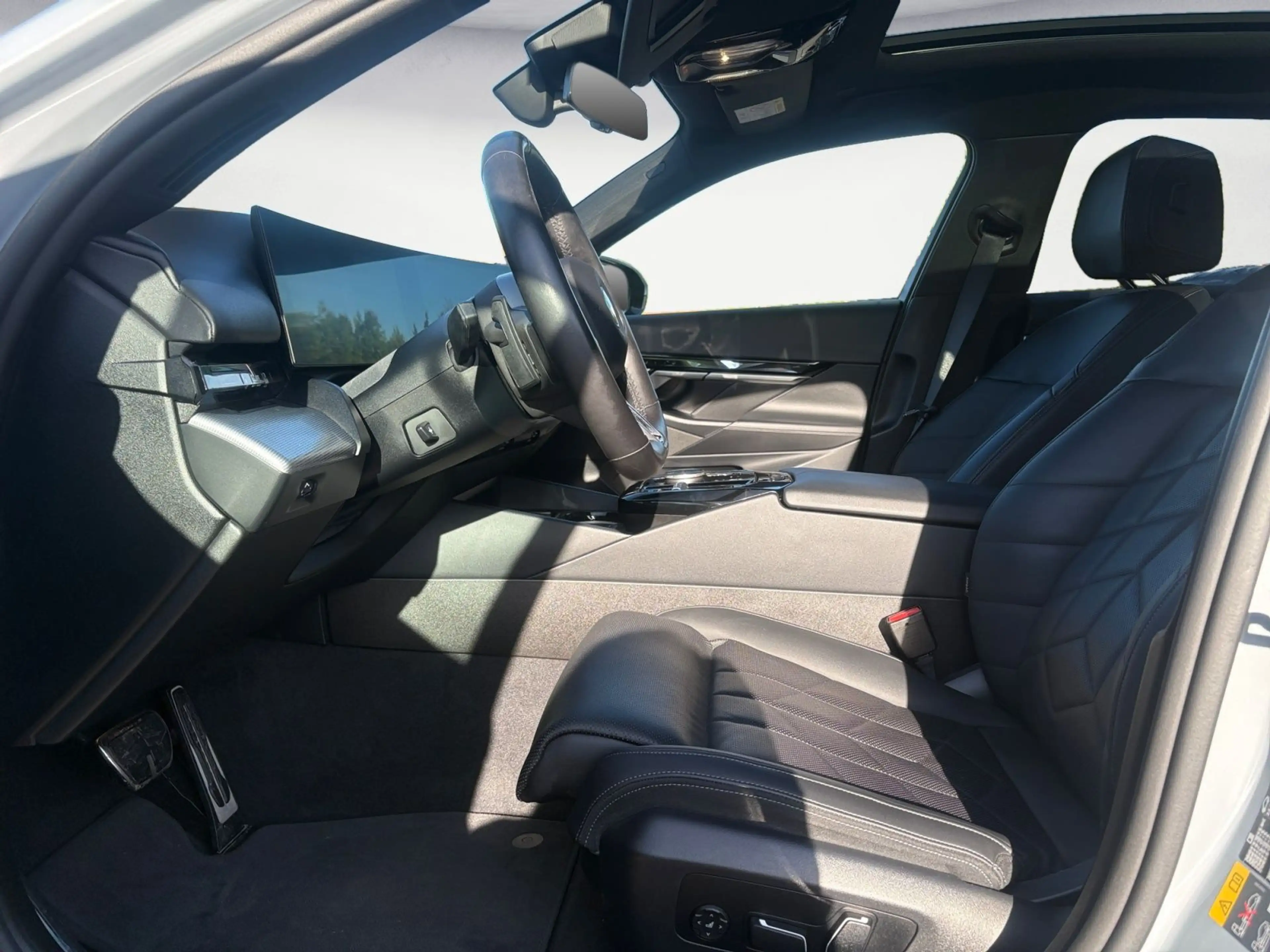 BMW i5 eDrive40 Navi Tempom.aktiv Panoramadach Komfo — photo 13