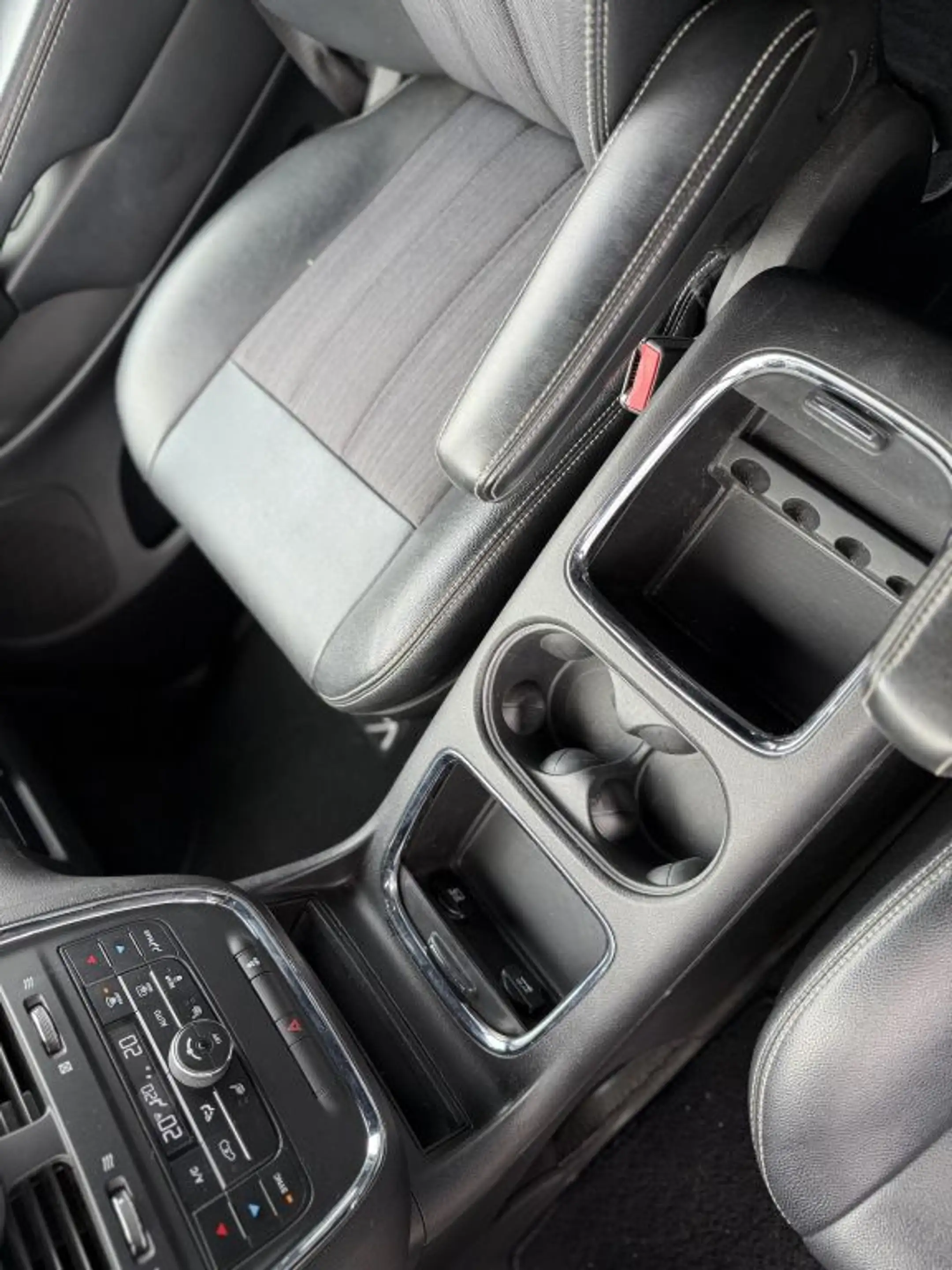 Lancia Voyager 2.8 Multijet 16v S — photo 24