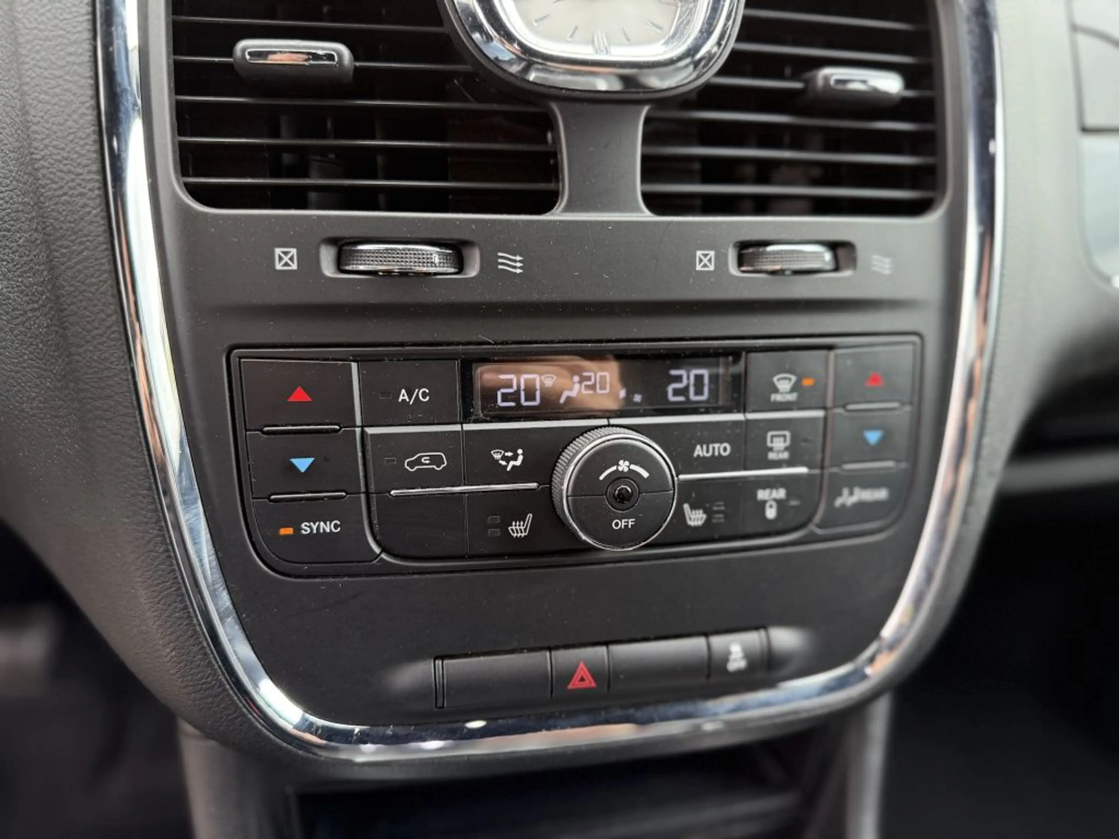 Lancia Voyager 2.8 Multijet 16v S — photo 22
