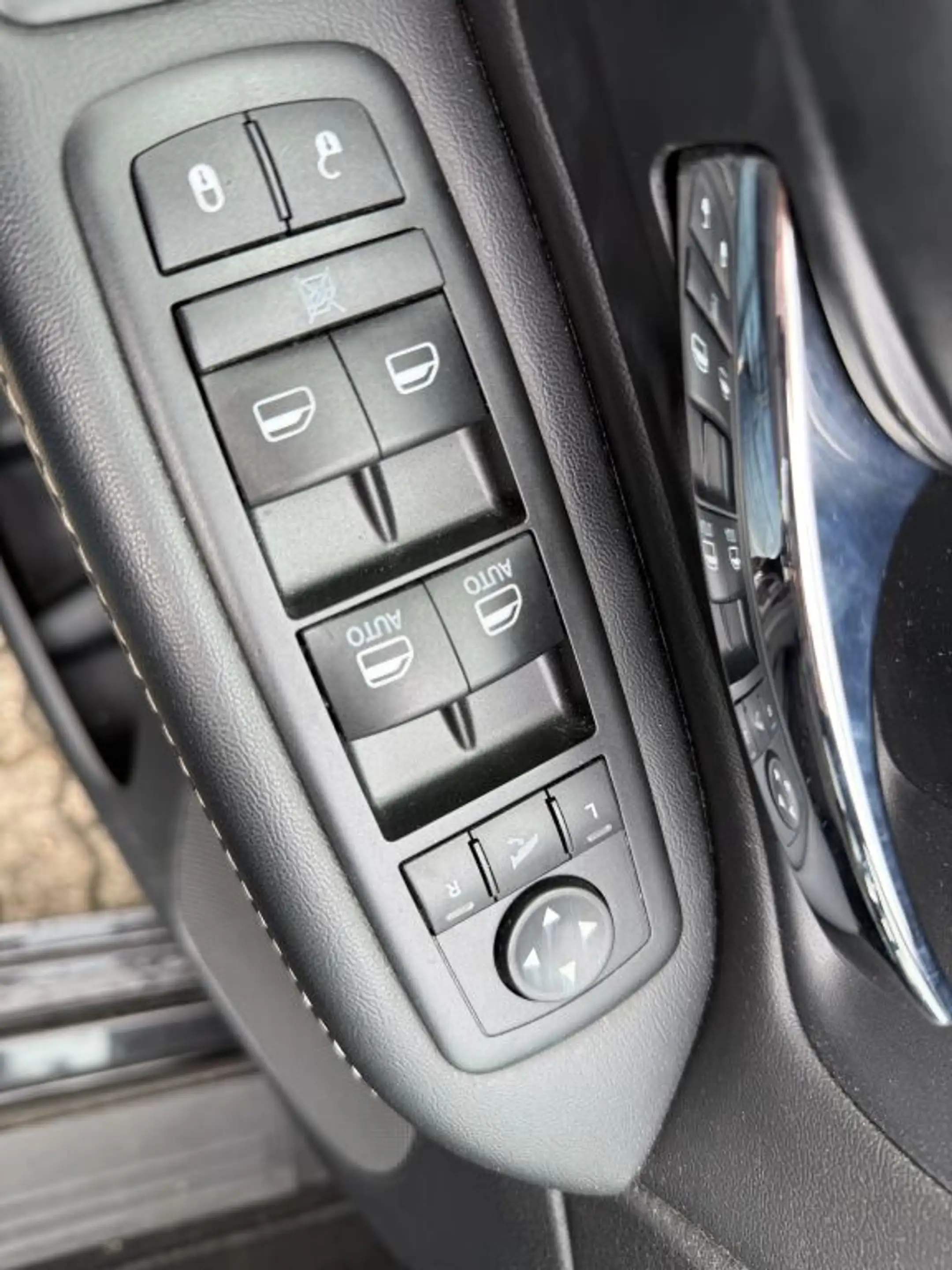 Lancia Voyager 2.8 Multijet 16v S — photo 18