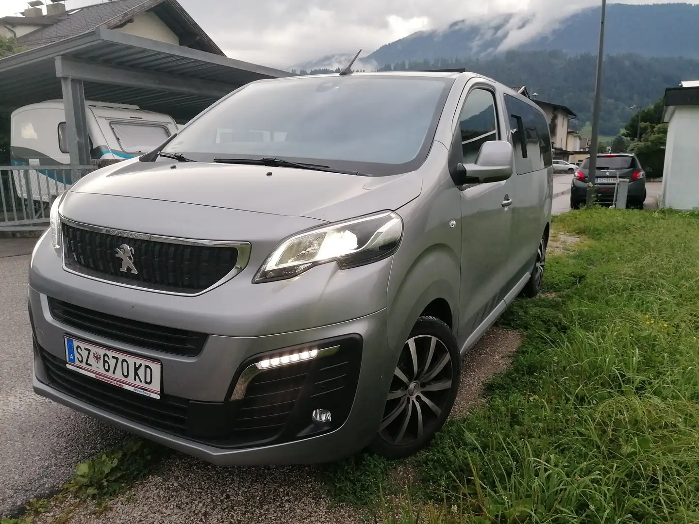 Peugeot Expert Premium Kasten L2H1 BlueHDi 180 S&S EAT8 Aut. Argent - 2