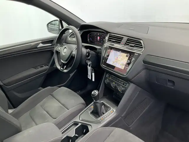 Volkswagen Tiguan view 3