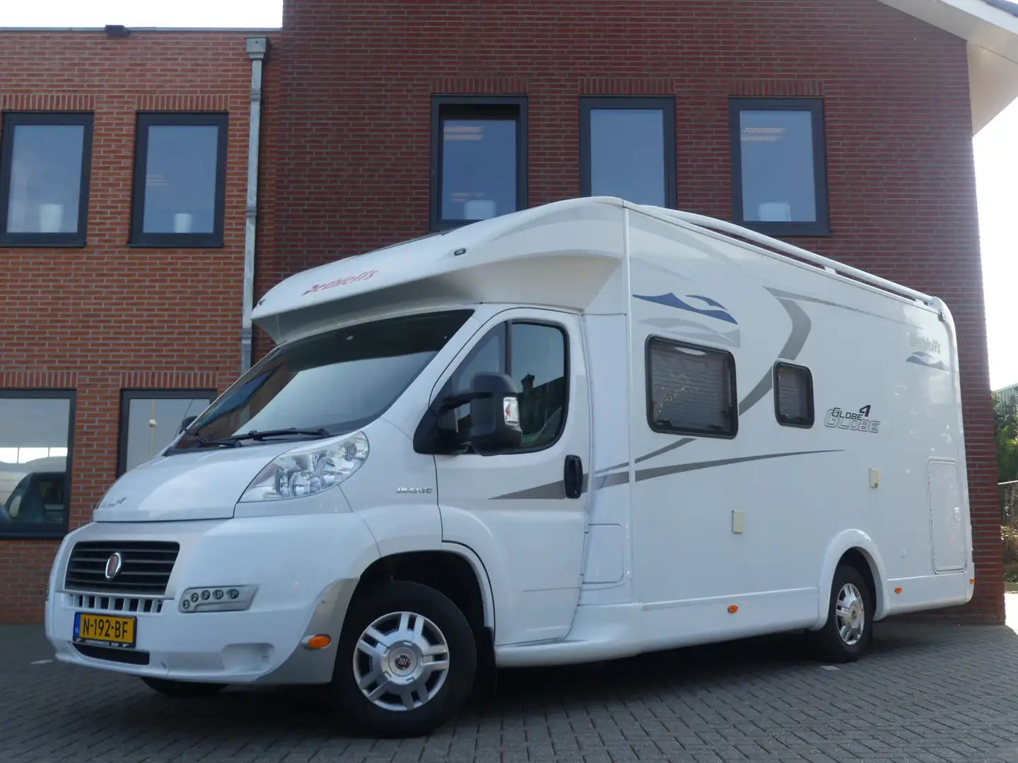 Dethleffs Globe4  T6401-4 / Frans bed Weiß - 1