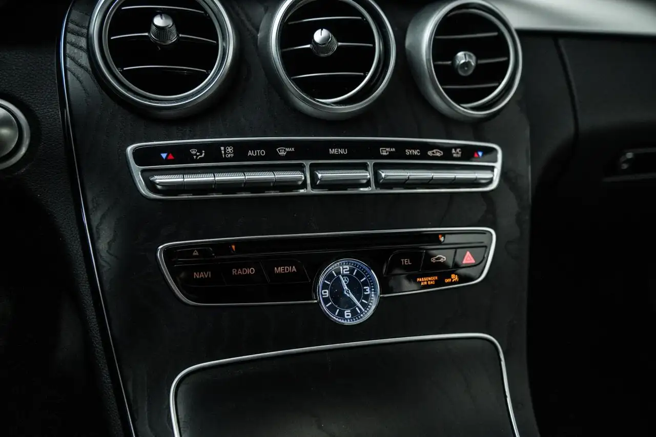 Mercedes-Benz C-Class снимка Mercedes-Benz C-Class