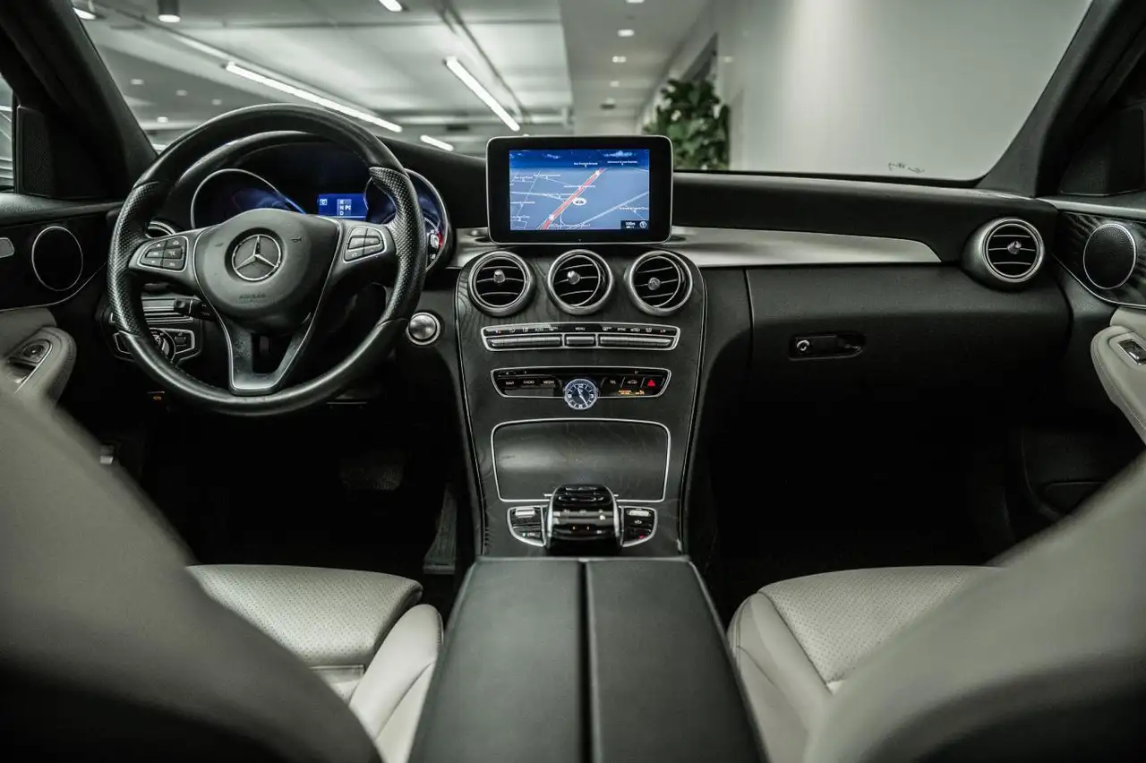 Mercedes-Benz C-Class снимка Mercedes-Benz C-Class